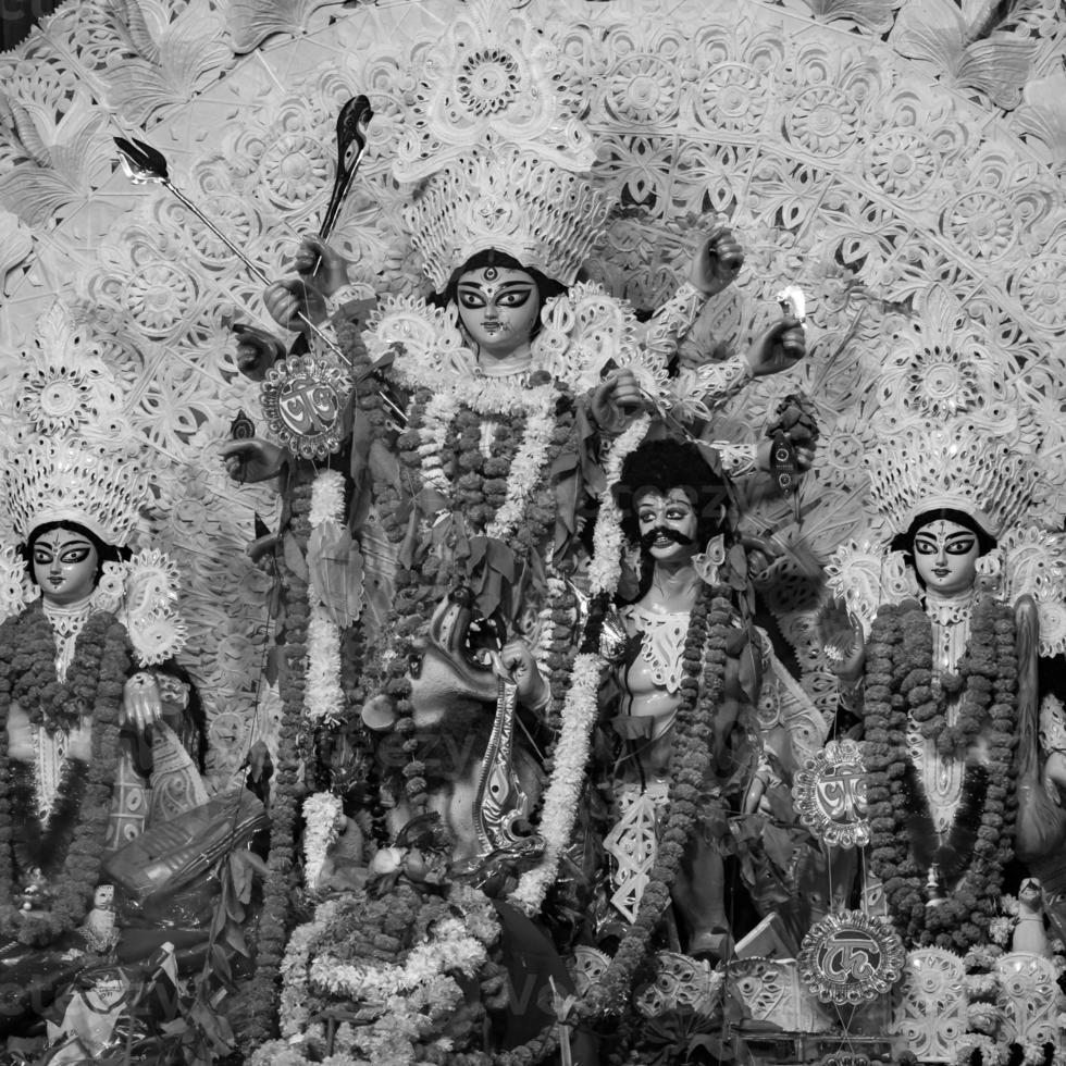 diosa durga con aspecto tradicional en una vista de cerca en un durga puja de kolkata del sur, ídolo de durga puja, el mayor festival hindú navratri en la india en blanco y negro foto