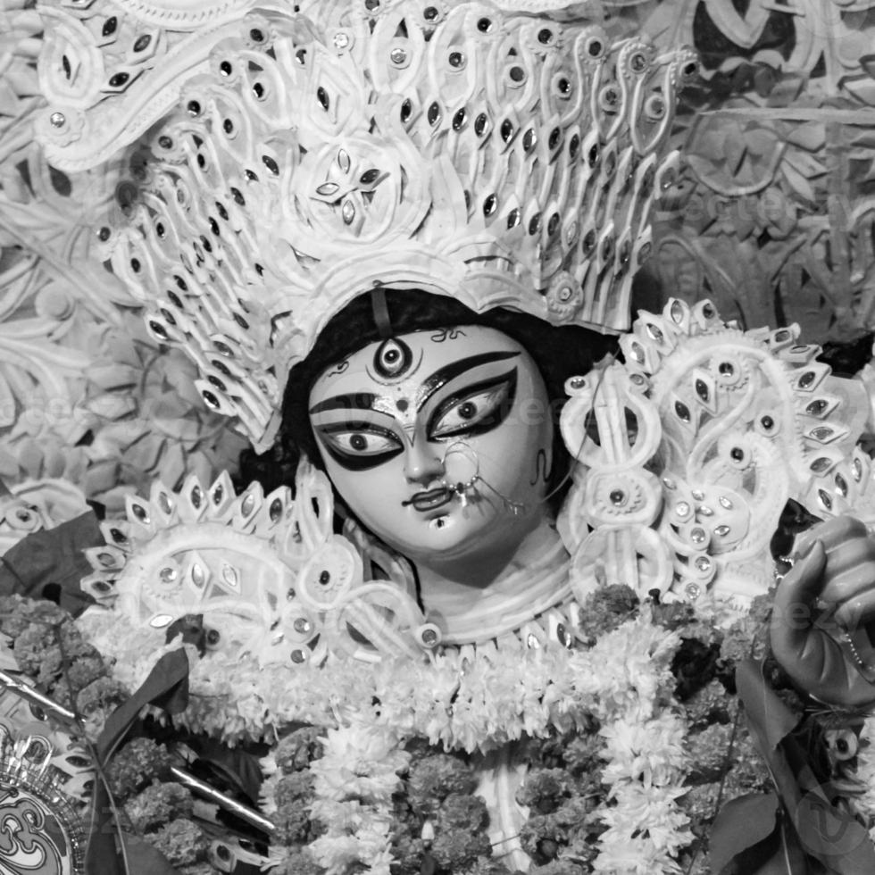 diosa durga con aspecto tradicional en una vista de cerca en un durga puja de kolkata del sur, ídolo de durga puja, el mayor festival hindú navratri en la india en blanco y negro foto
