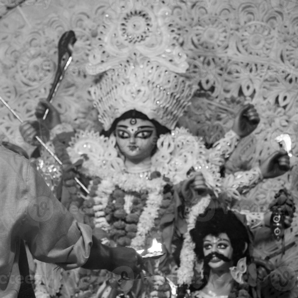 diosa durga con aspecto tradicional en una vista de cerca en un durga puja de kolkata del sur, ídolo de durga puja, el mayor festival hindú navratri en la india en blanco y negro foto