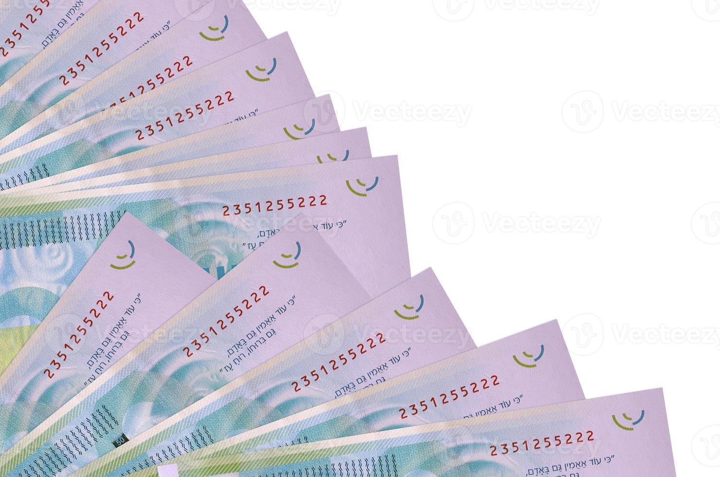 Los billetes de 50 nuevos shekels israelíes se encuentran aislados en fondo blanco con espacio de copia apilado en el ventilador de cerca foto