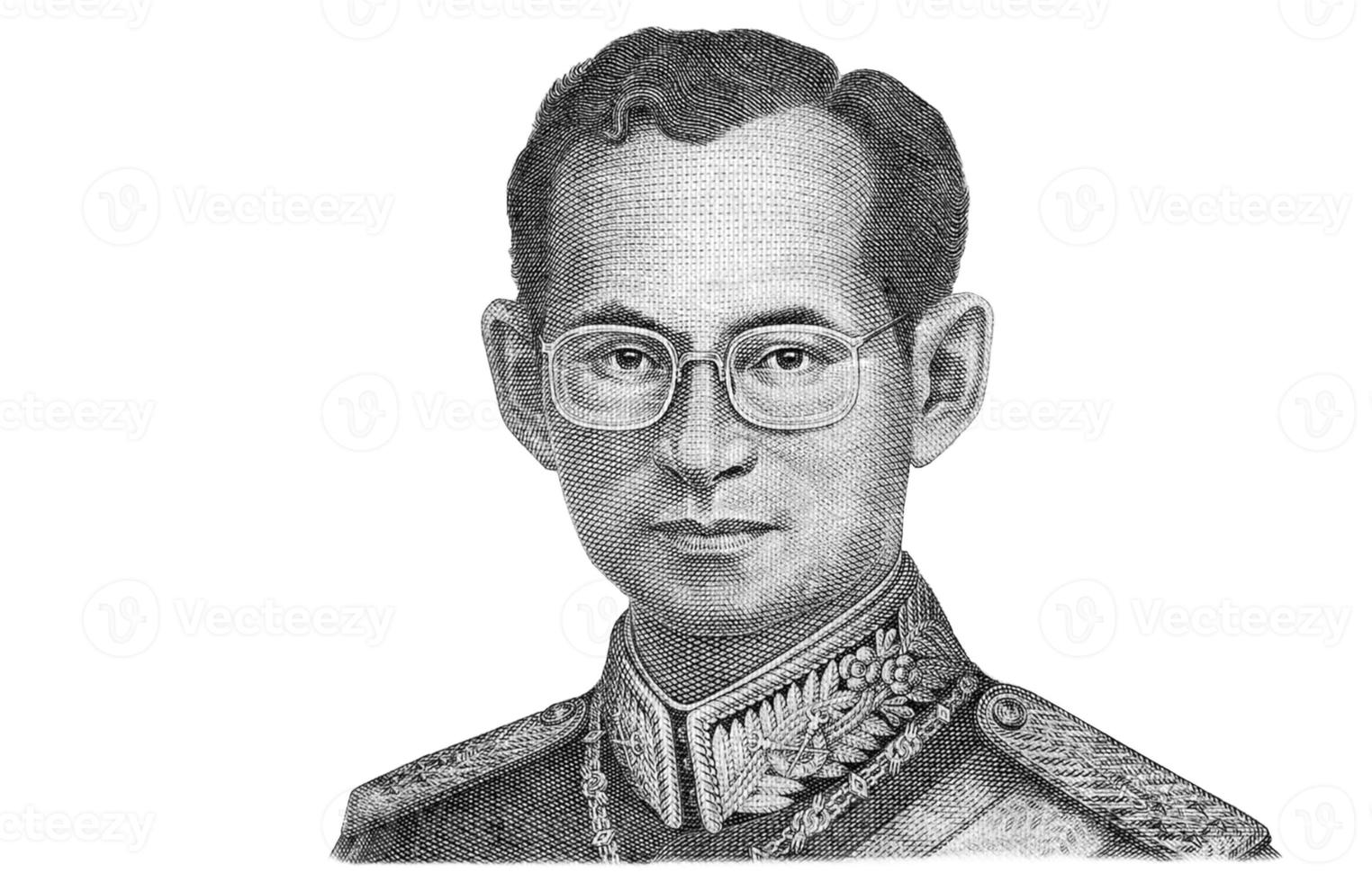 retrato del rey bhumibol adulyadej de 50 baht tailandia billete de dinero de cerca aislado en blanco foto