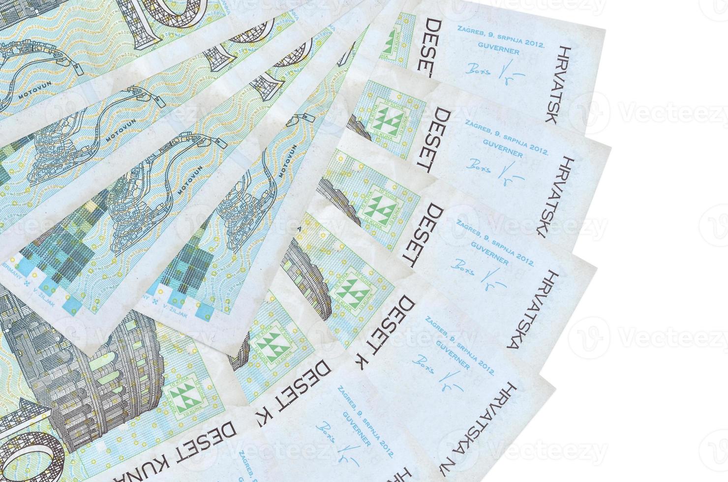 10 billetes de kunas croatas se encuentran aislados en fondo blanco con espacio de copia apilado en forma de abanico de cerca foto
