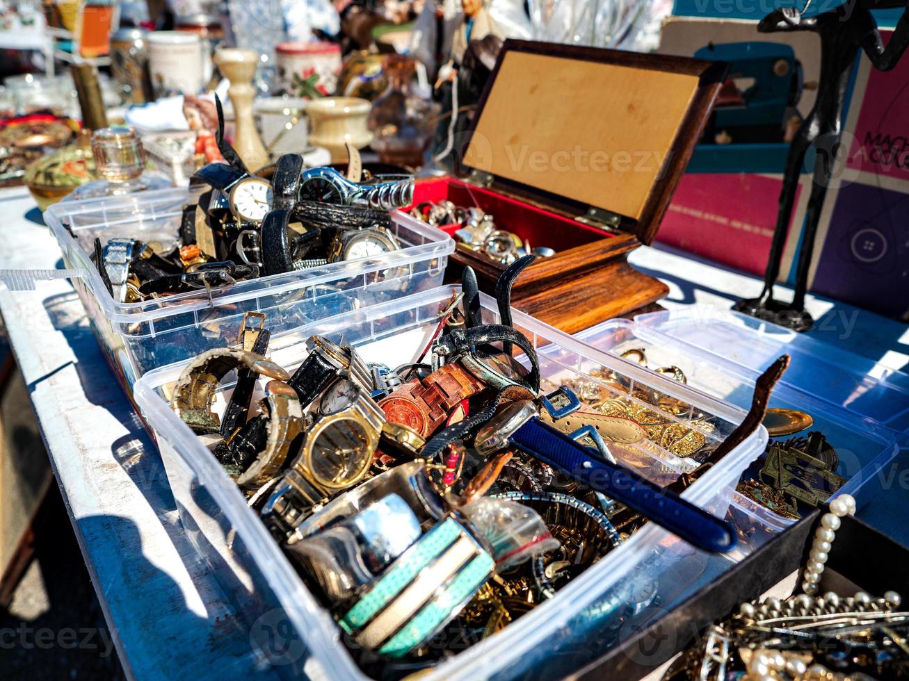 cosas antiguas increíbles en un mercado de pulgas en alsacia foto