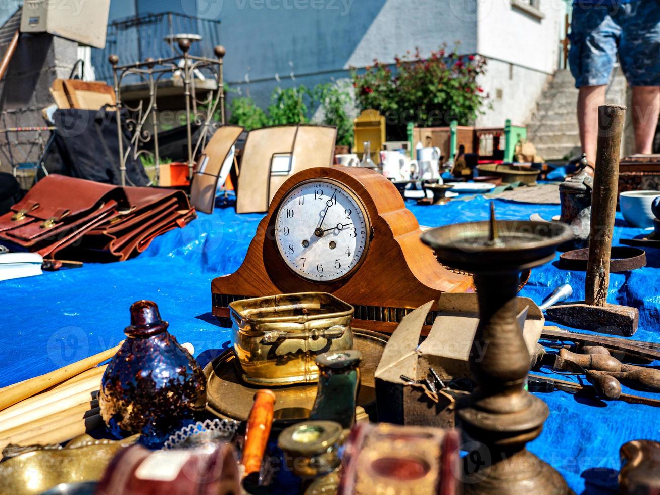 cosas antiguas increíbles en un mercado de pulgas en alsacia foto