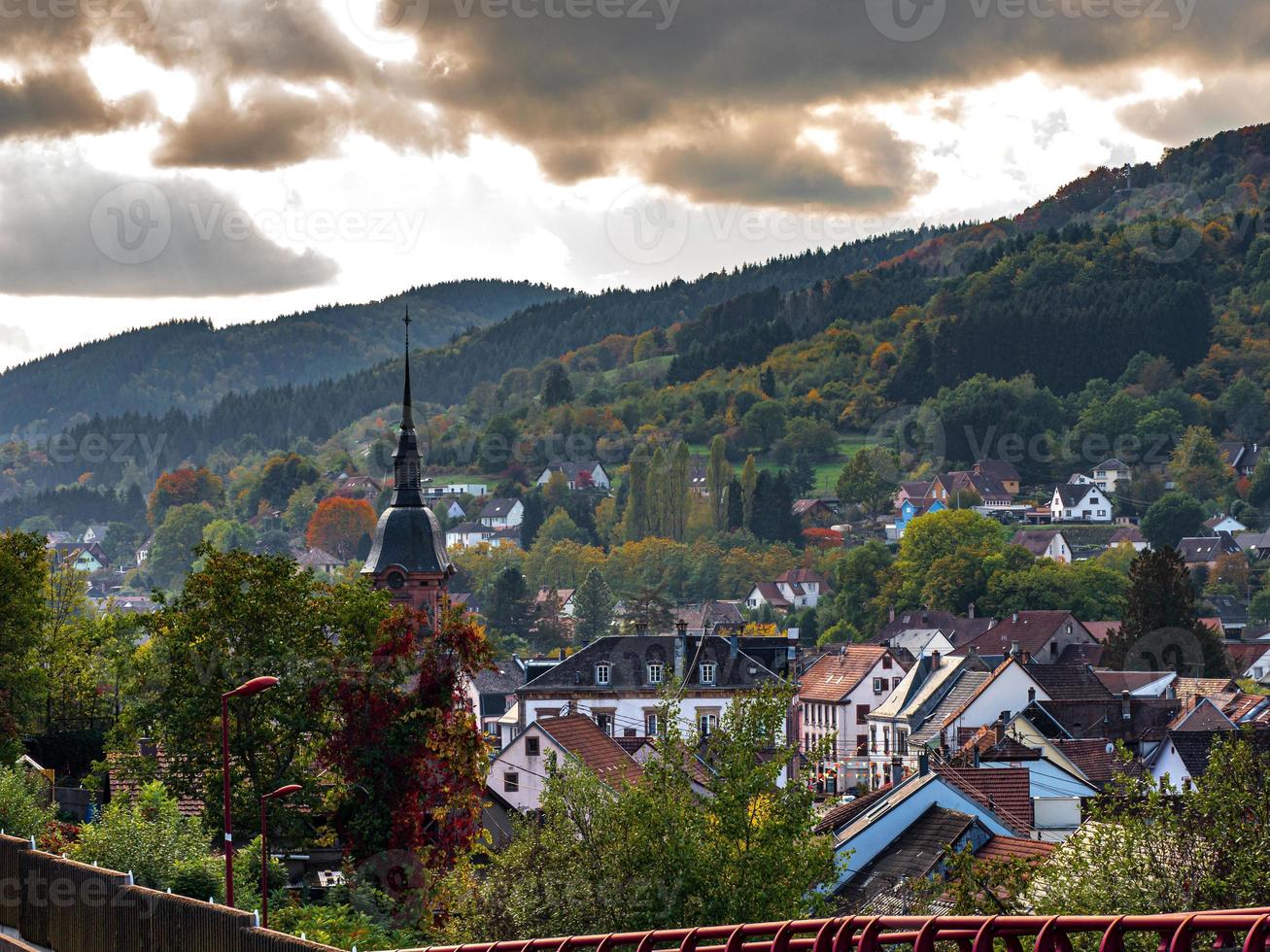 hermosa vista de las coloridas montañas de los vosgos de otoño foto