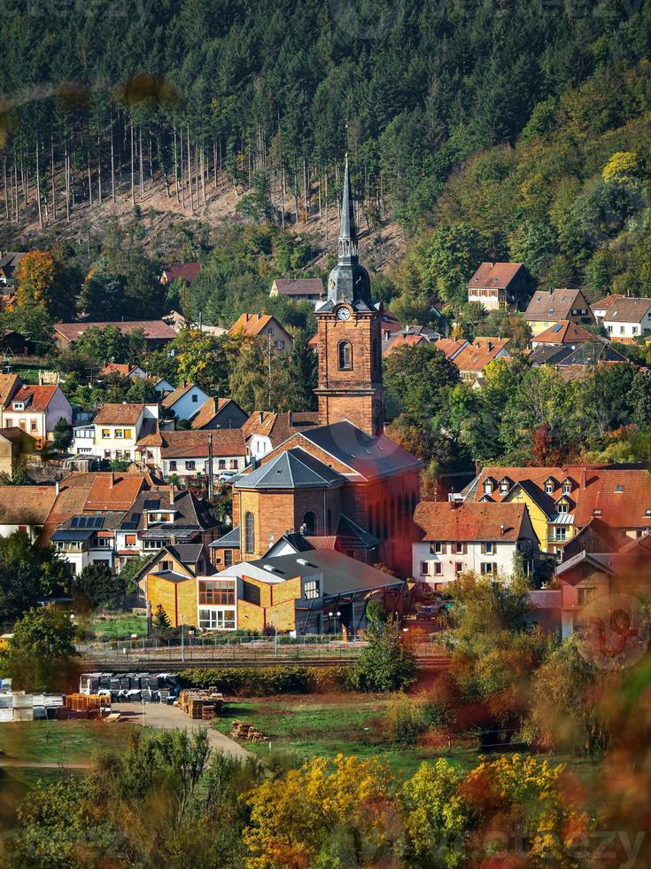 hermosa vista de las coloridas montañas de los vosgos de otoño foto