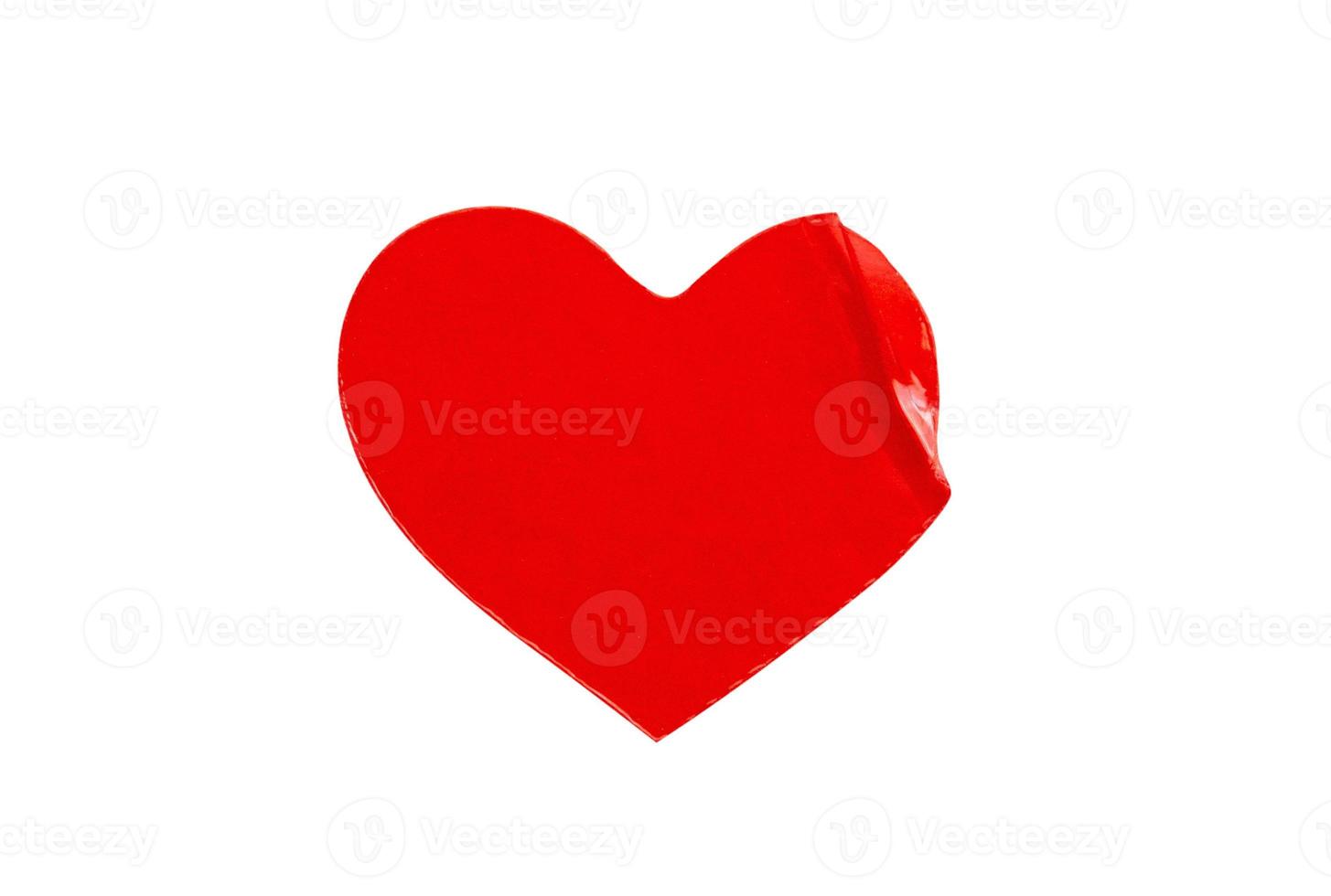 Adhesivo con forma de corazón rojo aislado sobre fondo blanco. foto