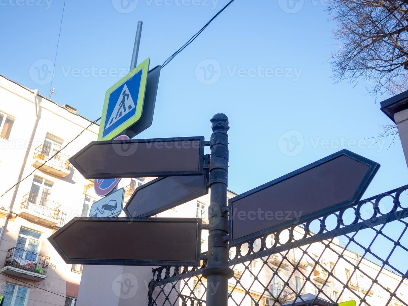 letreros en blanco en la calle. flechas que muestran el camino foto