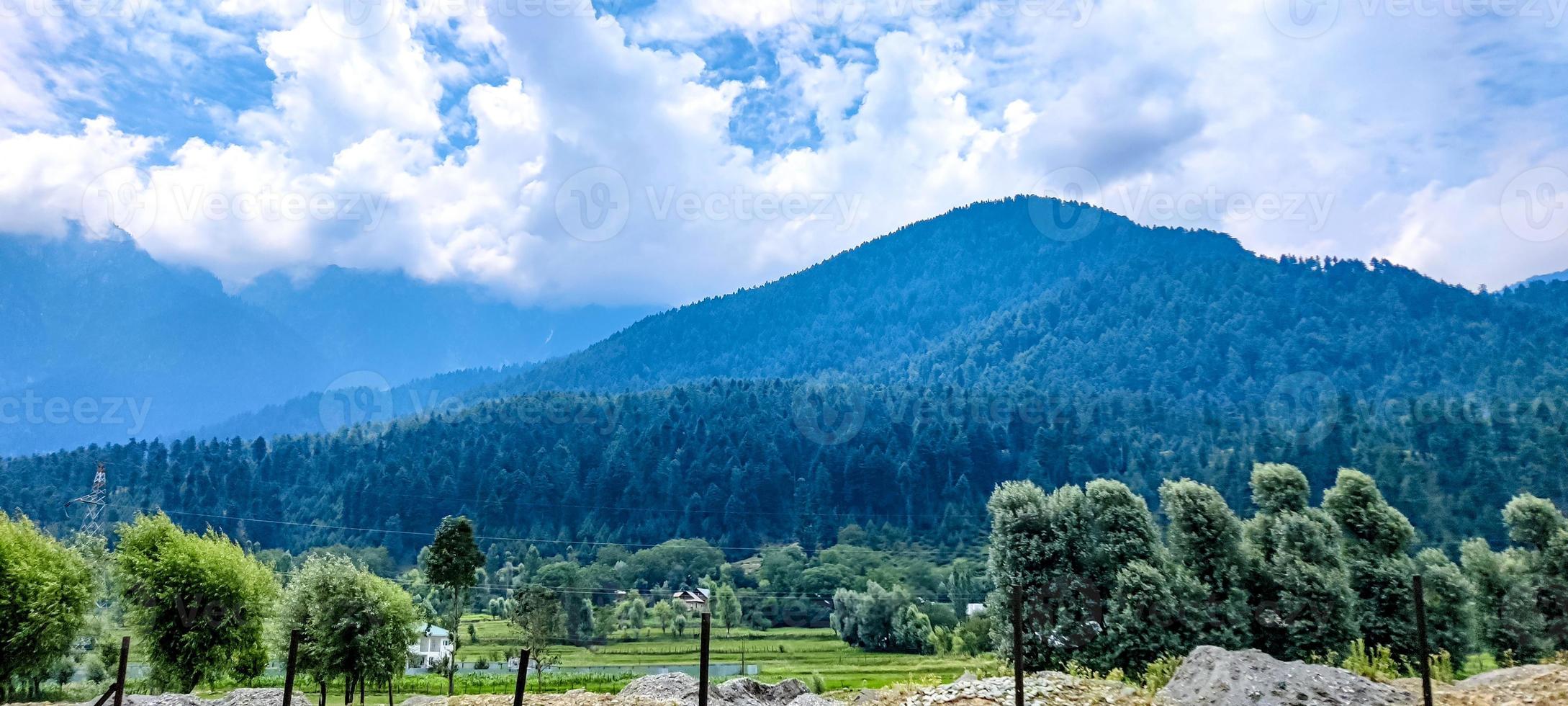 hermosa montaña y vista del cielo nublado de Jammu y Cachemira foto