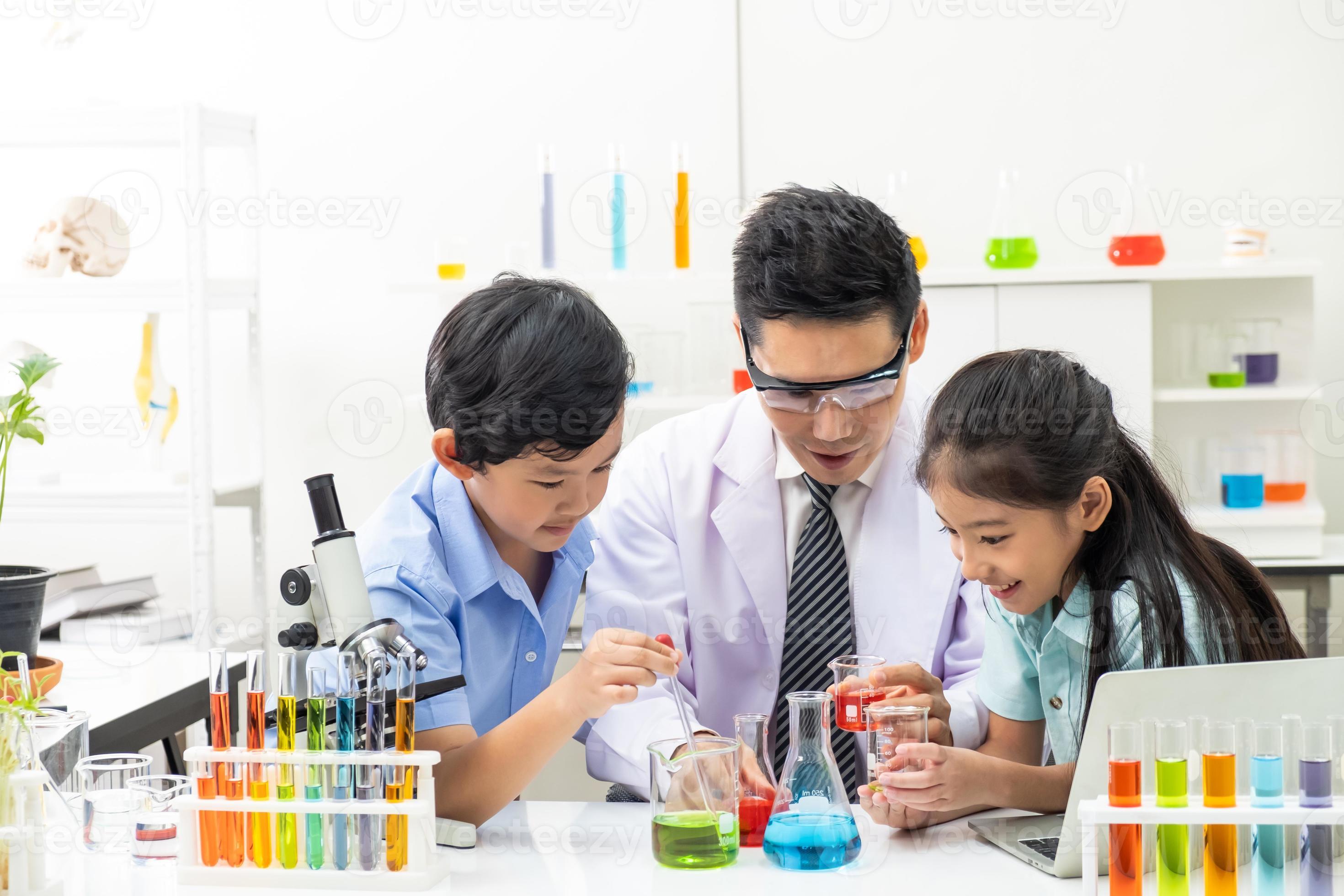 Ni o Y Ni a Haciendo Experimentos Cient ficos Con Un Qu mico L quido ni-o-y-ni-a-haciendo-experimentos-cient-ficos-con-un-qu-mico-l-quido