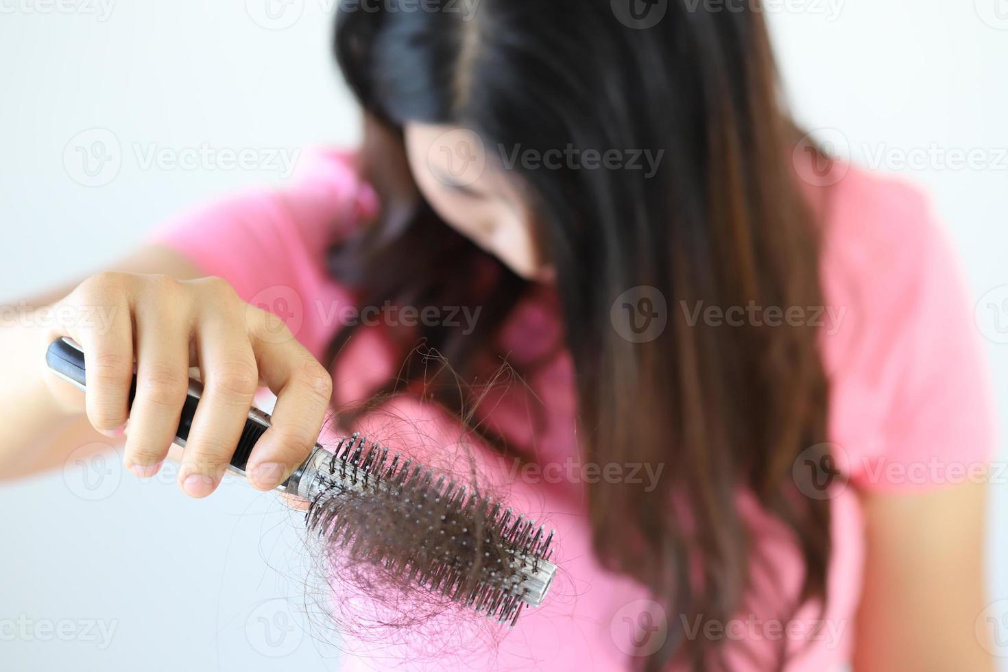 pérdida de cabello en el cepillo de la mujer foto