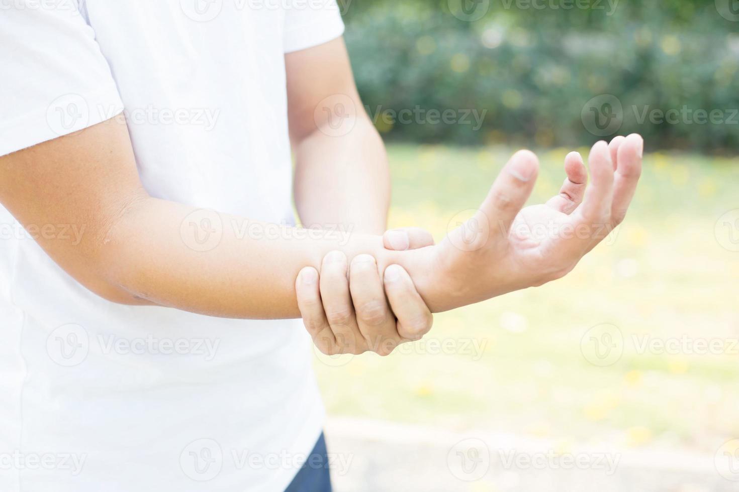 los hombres tienen dolor en las articulaciones mientras hacen ejercicio. foto