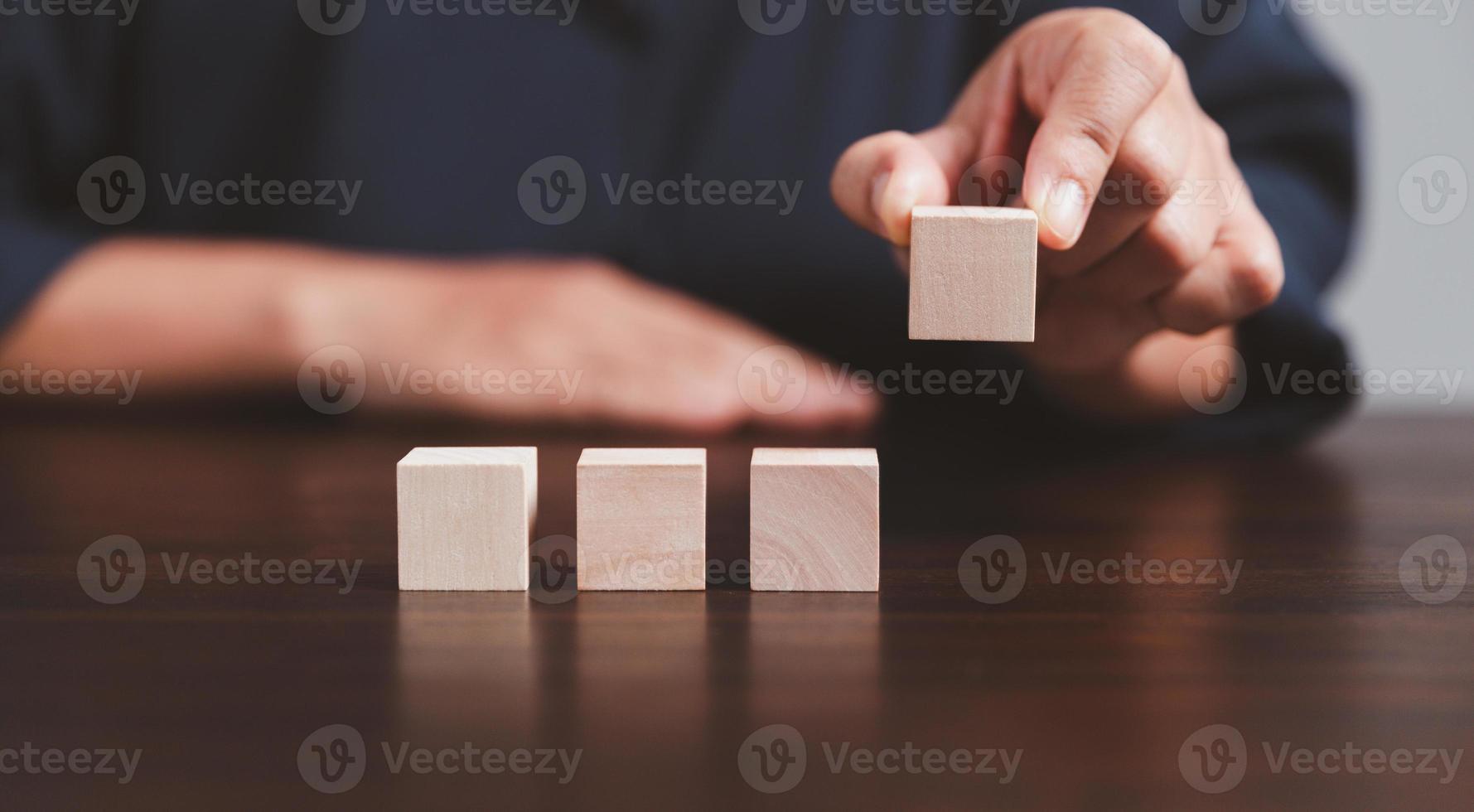 cubo de madera en blanco o objeto de bloque de madera para uso de fondo con espacio de copia. juguetes de caja cuadrada o circular para insertar el símbolo del icono del concepto del éxito de la estrategia de educación empresarial. Geometría para la creatividad. foto