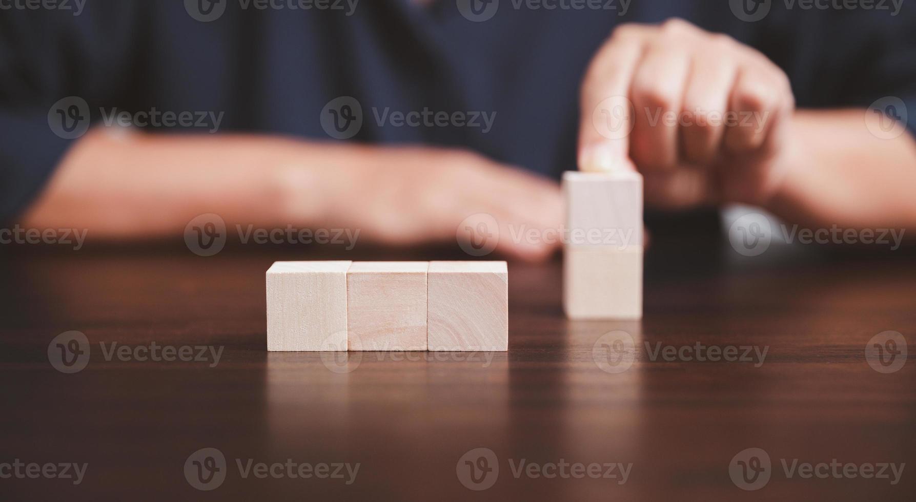 cubo de madera en blanco o objeto de bloque de madera para uso de fondo con espacio de copia. juguetes de caja cuadrada o circular para insertar el símbolo del icono del concepto del éxito de la estrategia de educación empresarial. Geometría para la creatividad. foto