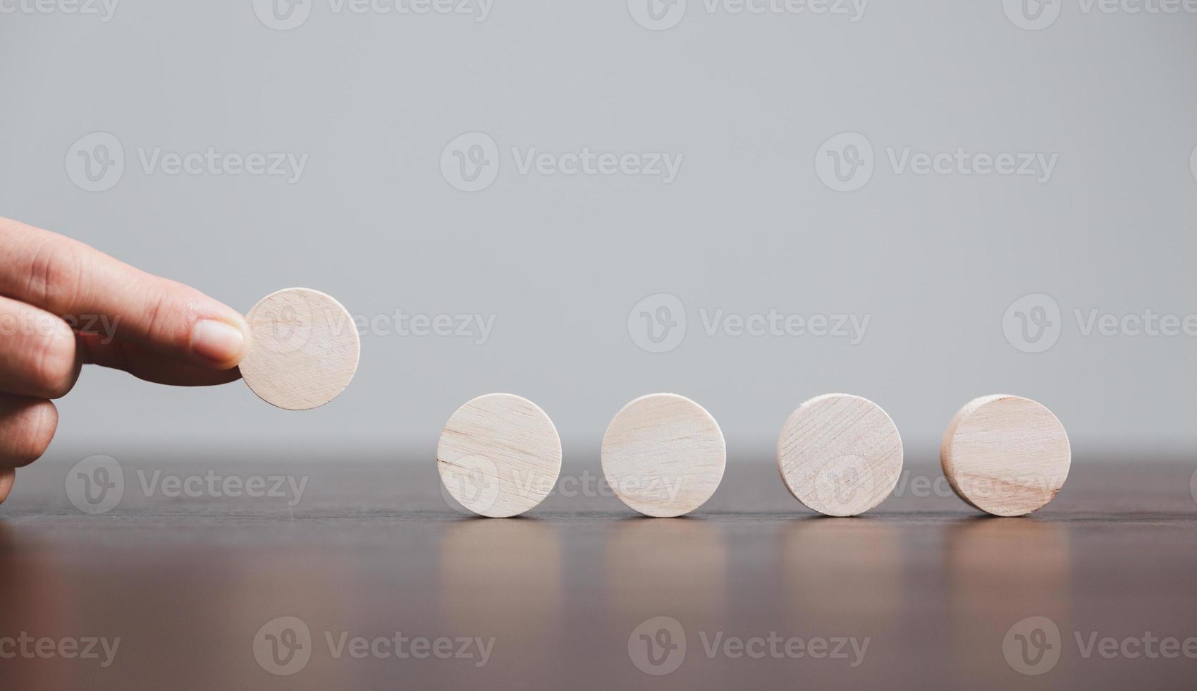 cubo de madera en blanco o objeto de bloque de madera para uso de fondo con espacio de copia. juguetes de caja cuadrada o circular para insertar el símbolo del icono del concepto del éxito de la estrategia de educación empresarial. Geometría para la creatividad. foto