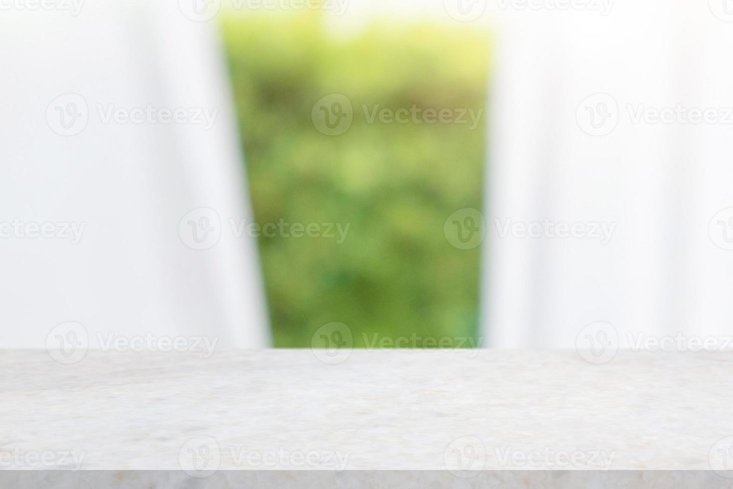 mesa de mármol vacía con fondo de cortina de ventana borrosa para exhibición de productos foto
