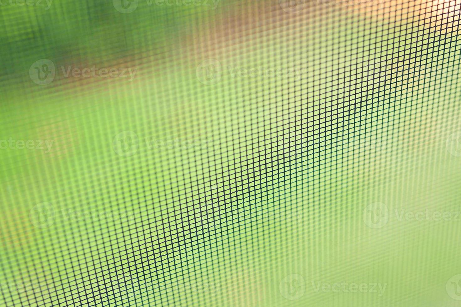 pantalla de alambre de mosquitera en la protección de la ventana de la casa contra insectos foto