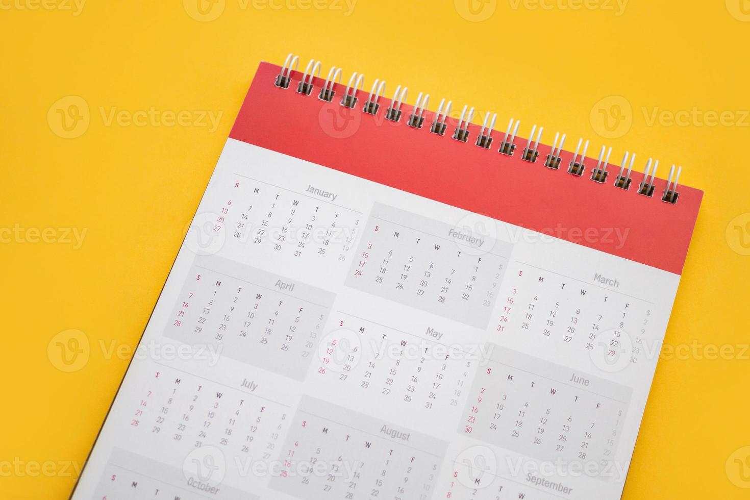 página de calendario sobre fondo amarillo concepto de reunión de cita de planificación empresarial foto