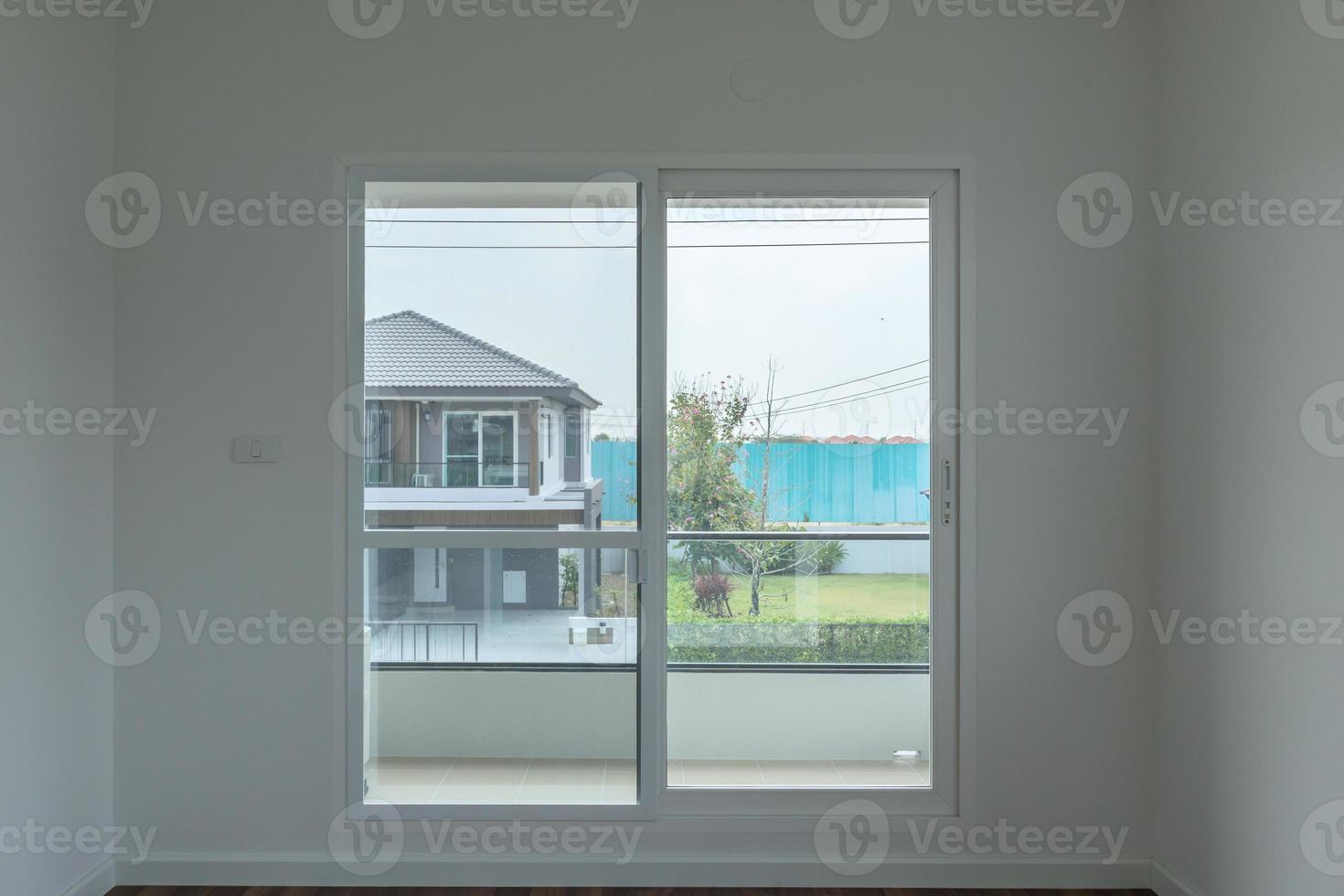 marco de ventana de vidrio interior de la casa en la pared blanca foto