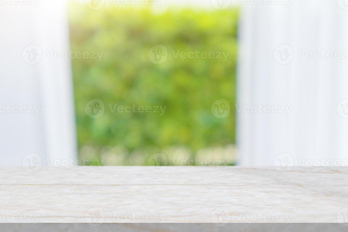 mesa de mármol vacía con fondo de cortina de ventana borrosa para exhibición de productos foto