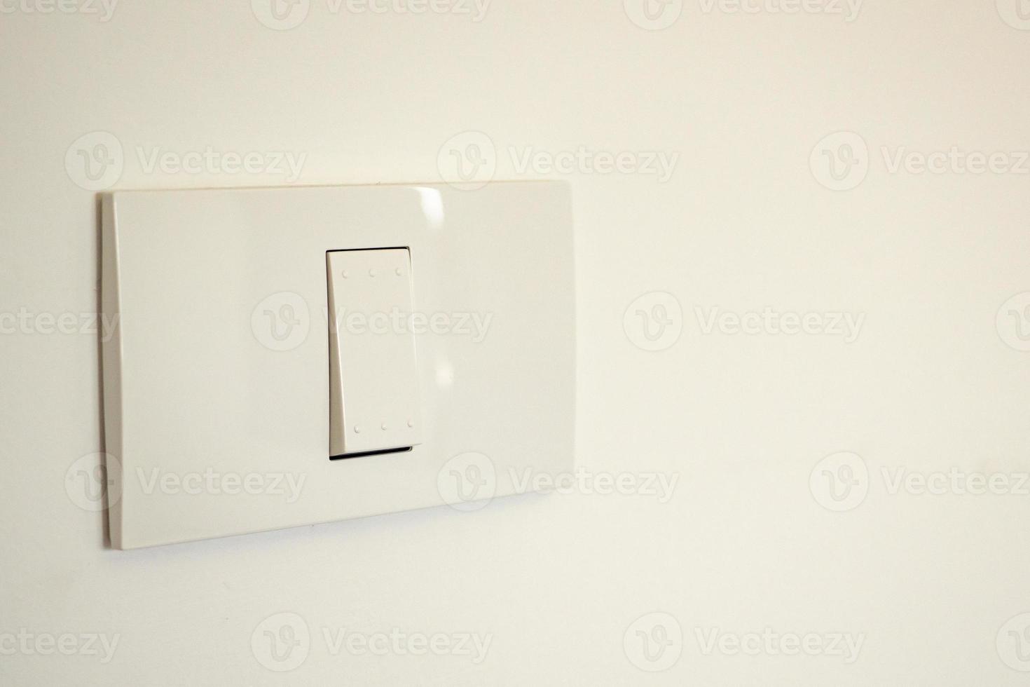 Un interruptor de luz blanca en una pared.