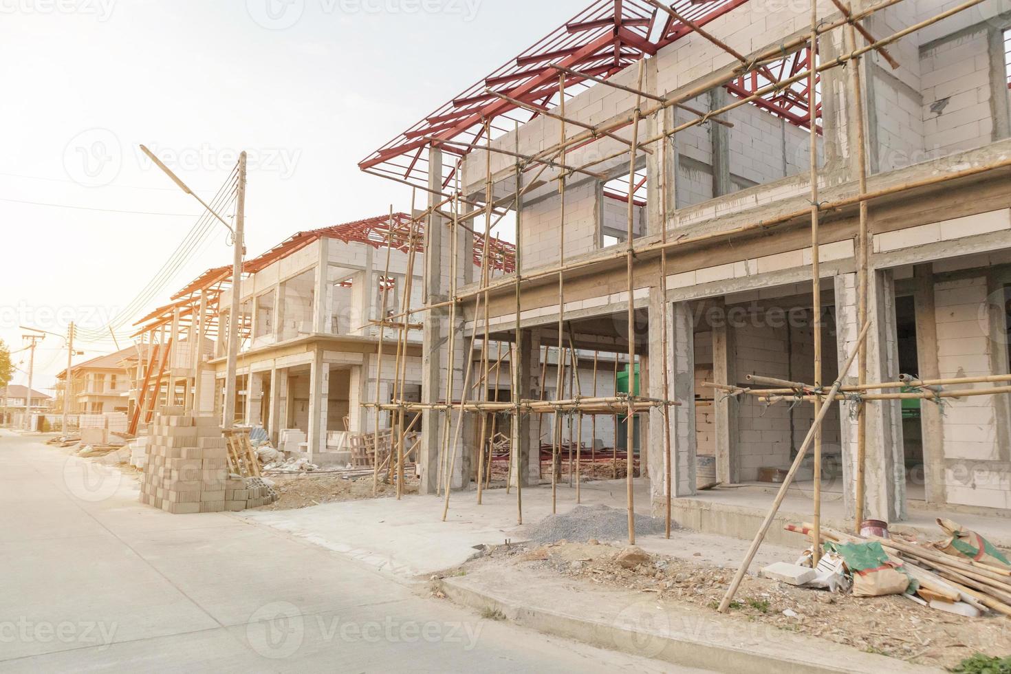 construcción residencial nueva casa en progreso en el sitio de construcción foto