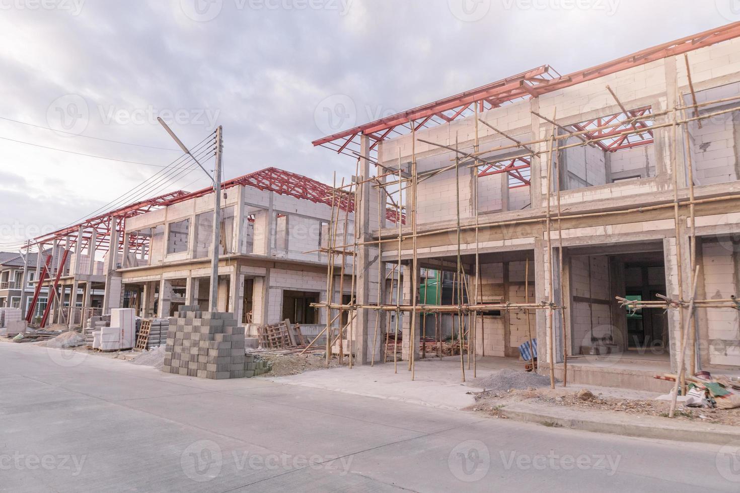 construcción residencial nueva casa en progreso en el sitio de construcción foto