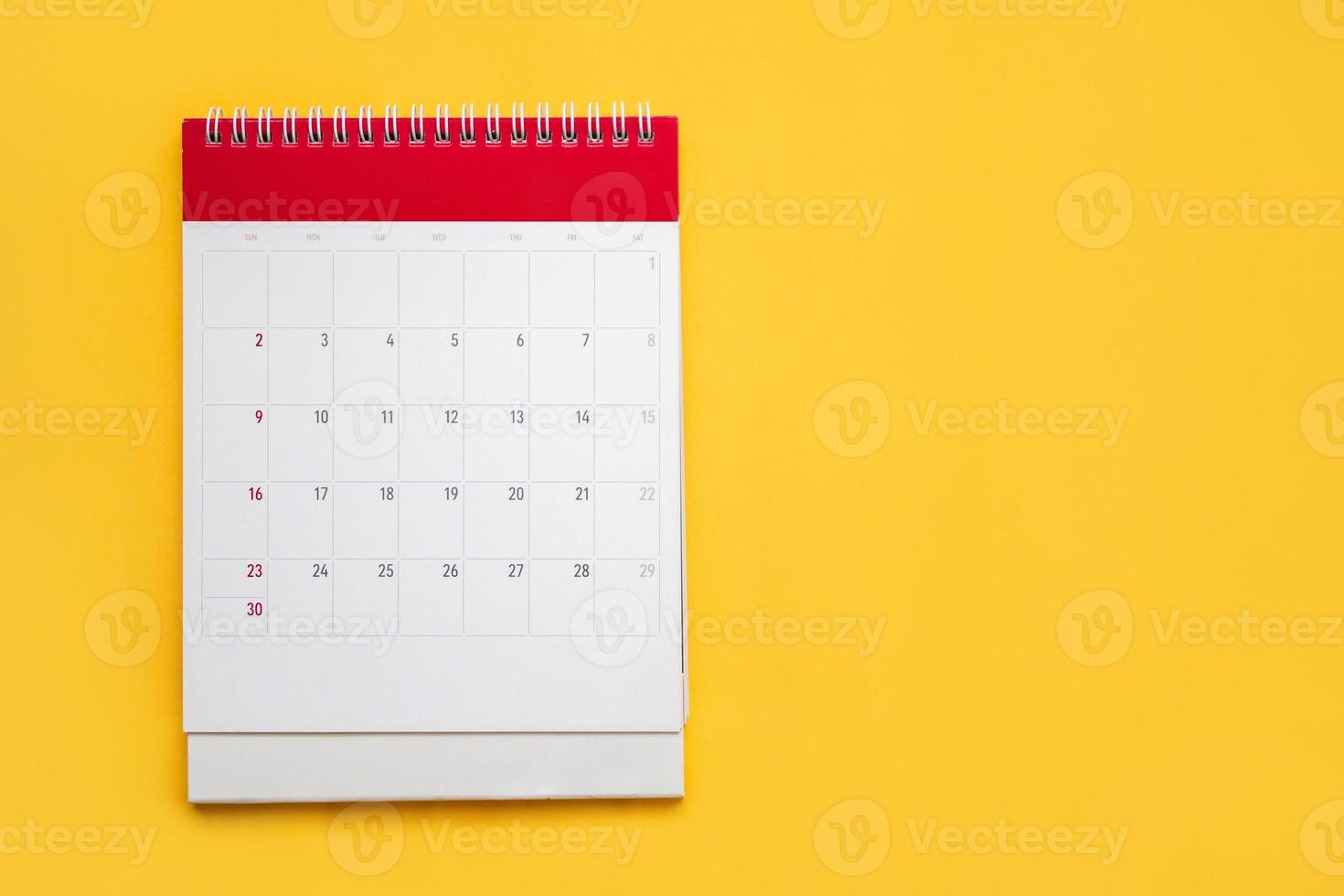 página de calendario sobre fondo amarillo concepto de reunión de cita de planificación empresarial foto