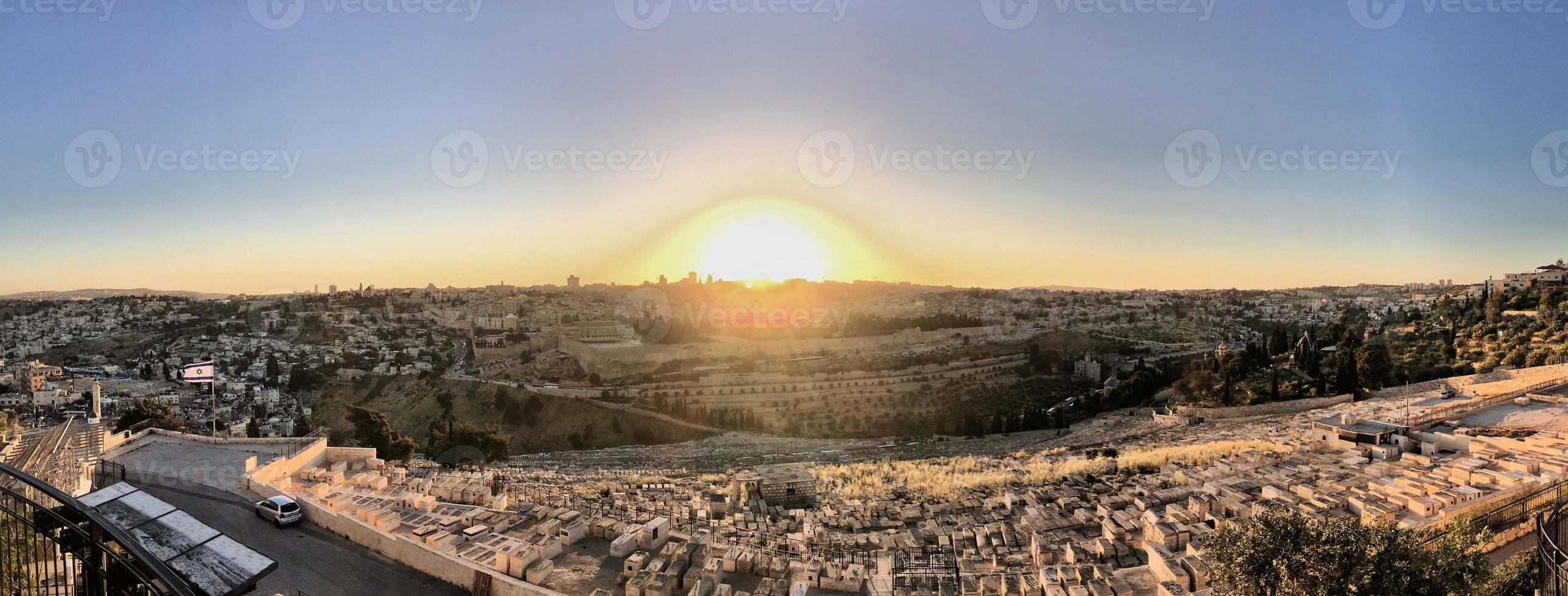 una puesta de sol sobre jerusalén desde el monte de los olivos foto