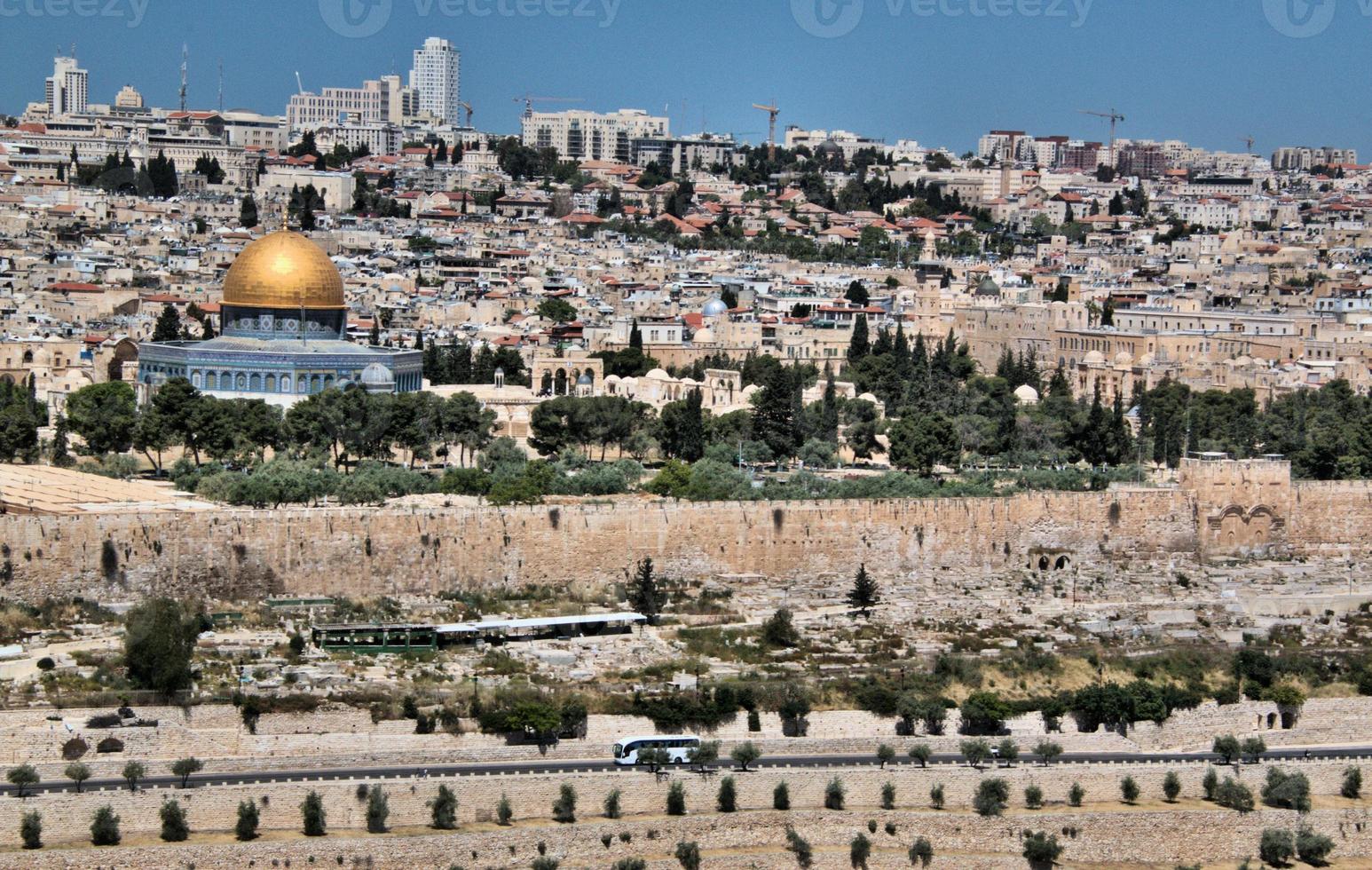 una vista de jerusalén desde el monte de los olivos foto