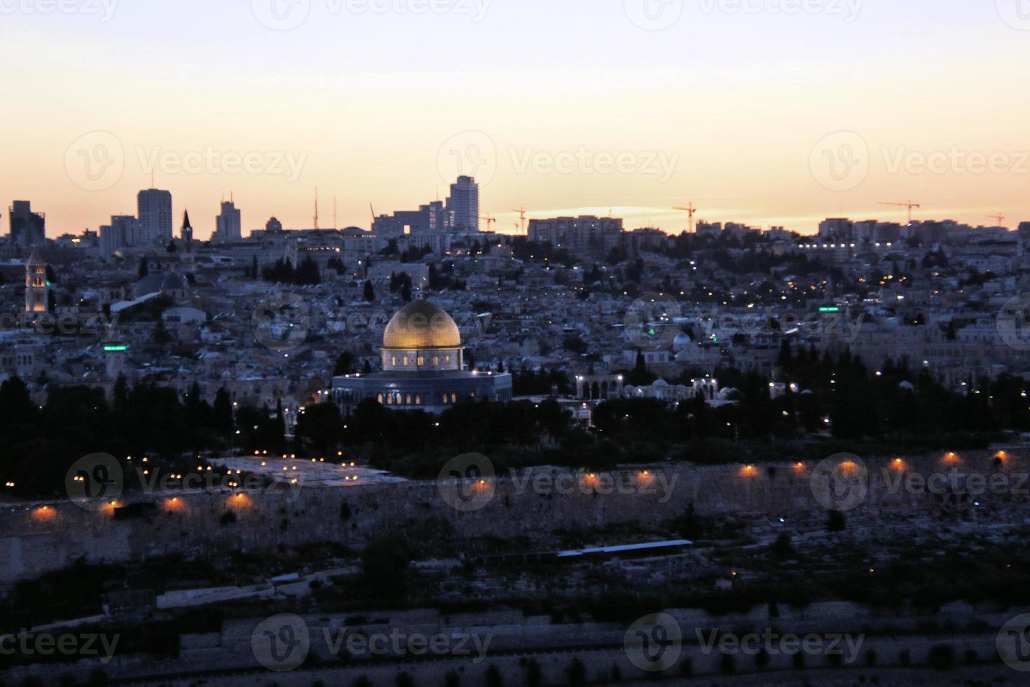 una puesta de sol sobre jerusalén desde el monte de los olivos foto