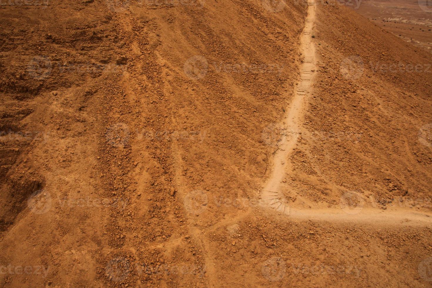 una vista de la fortaleza en la cima de la colina de massada en israel foto