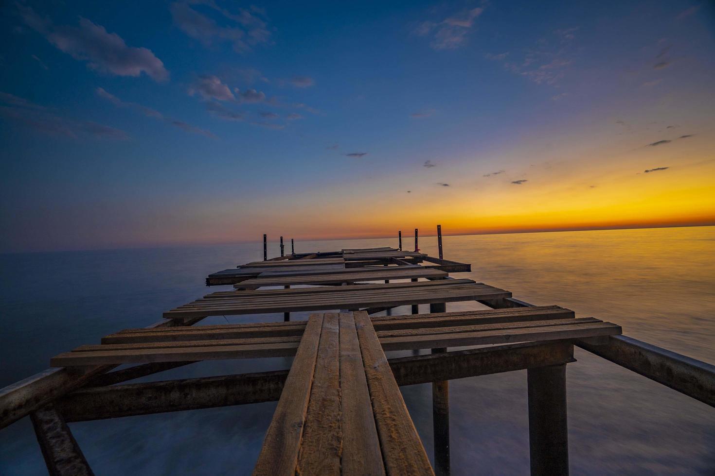 atardecer en el puerto desde el final del muelle. Larga exposición y aguas tranquilas. foto