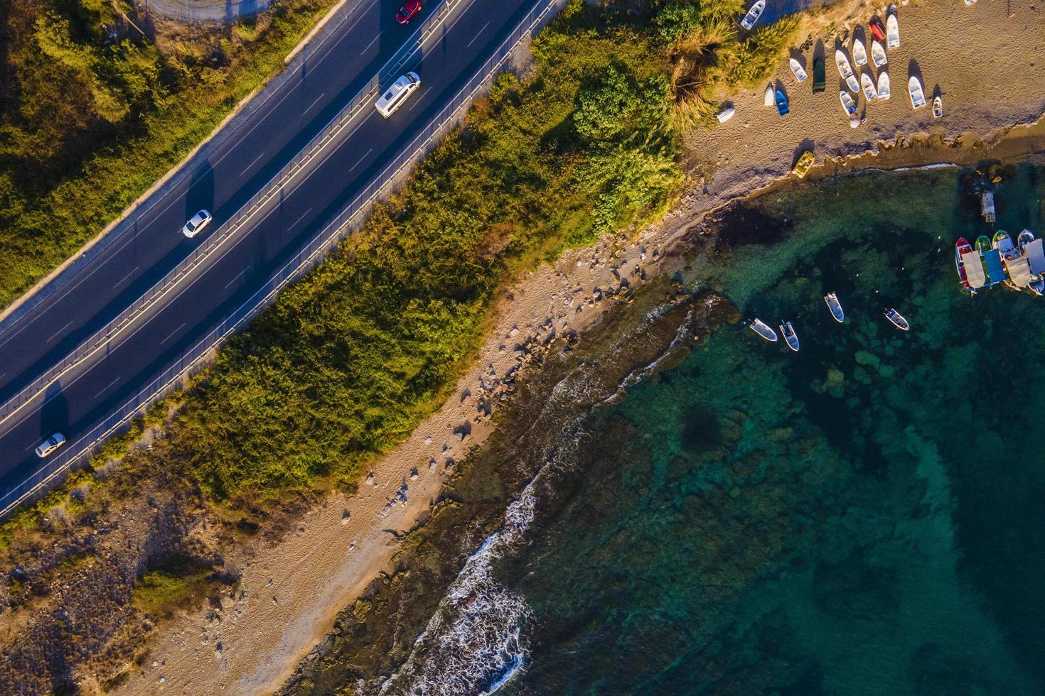 desde el aire. las olas flotan hacia la orilla rocosa. foto