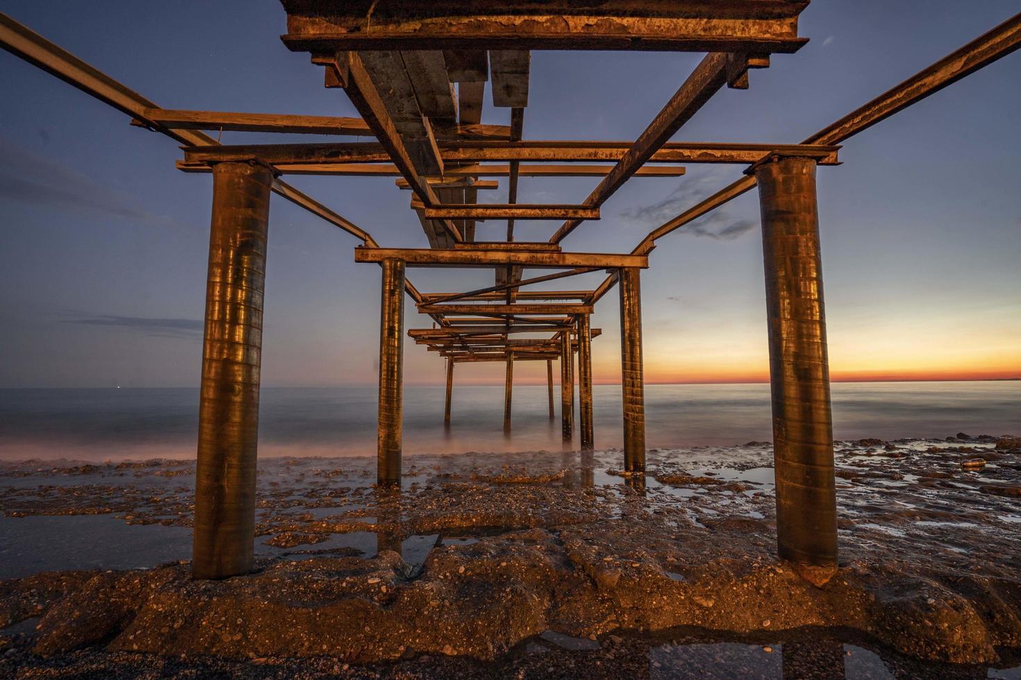 atardecer en el puerto desde el final del muelle. Larga exposición y aguas tranquilas. foto