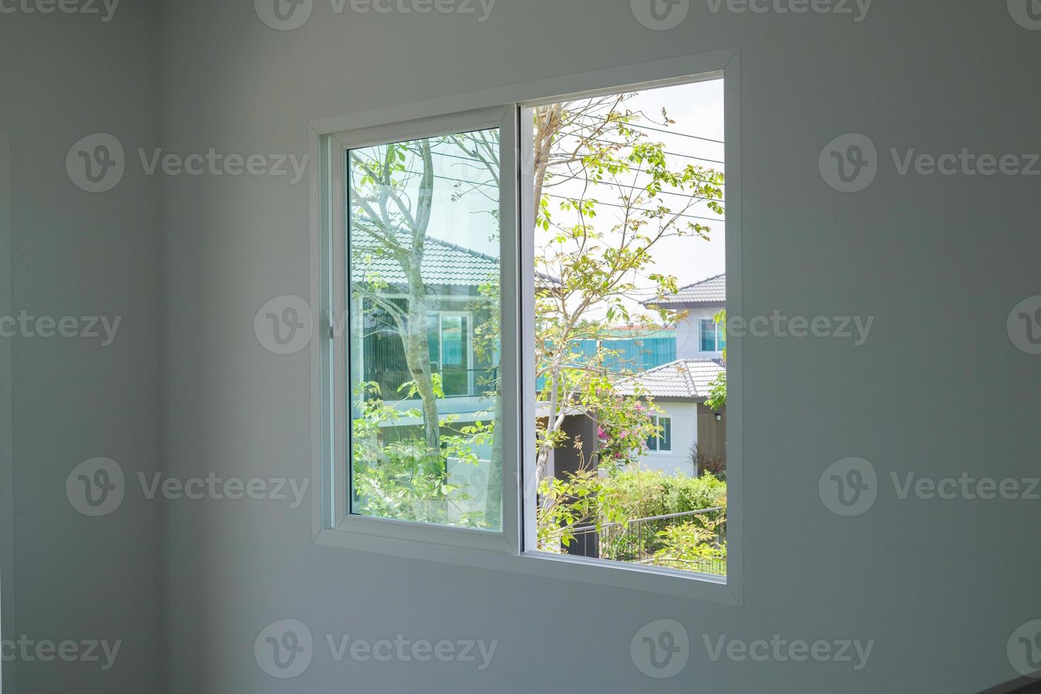 habitación vacía con marco de ventana de vidrio interior de la casa en la pared de hormigón foto