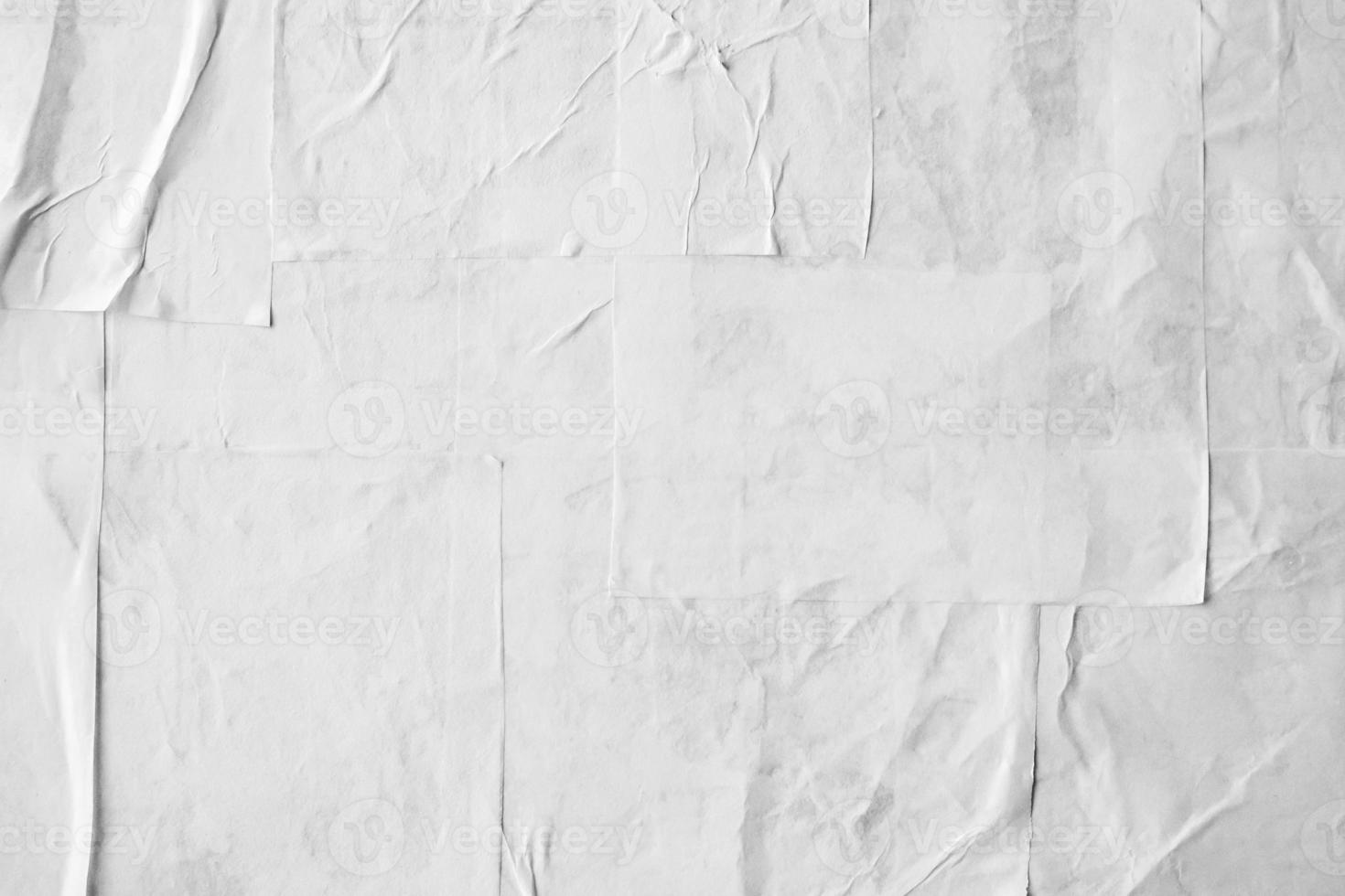 textura de cartel de papel arrugado y arrugado blanco en blanco foto