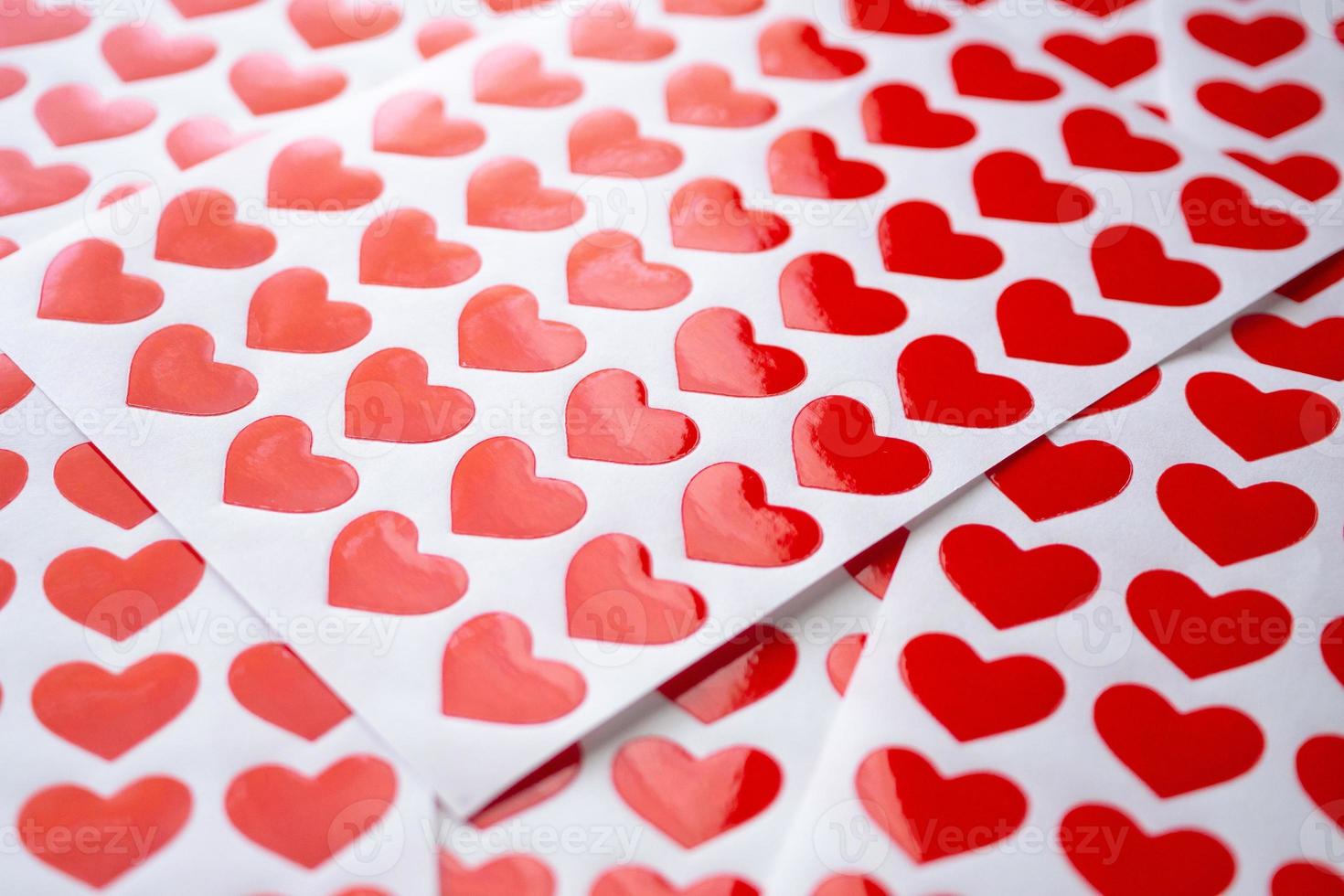 cerrar la pegatina de corazón rojo sobre papel blanco foto