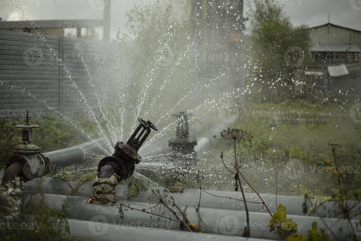 accidente de tubería avance del agua. flujo de agua caliente. daño a la tubería. foto