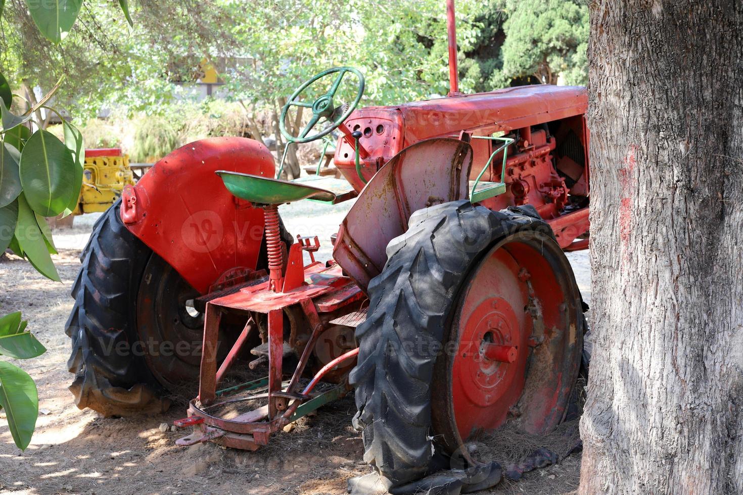 la maquinaria agrícola antigua se encuentra en la calle en israel y se oxida foto