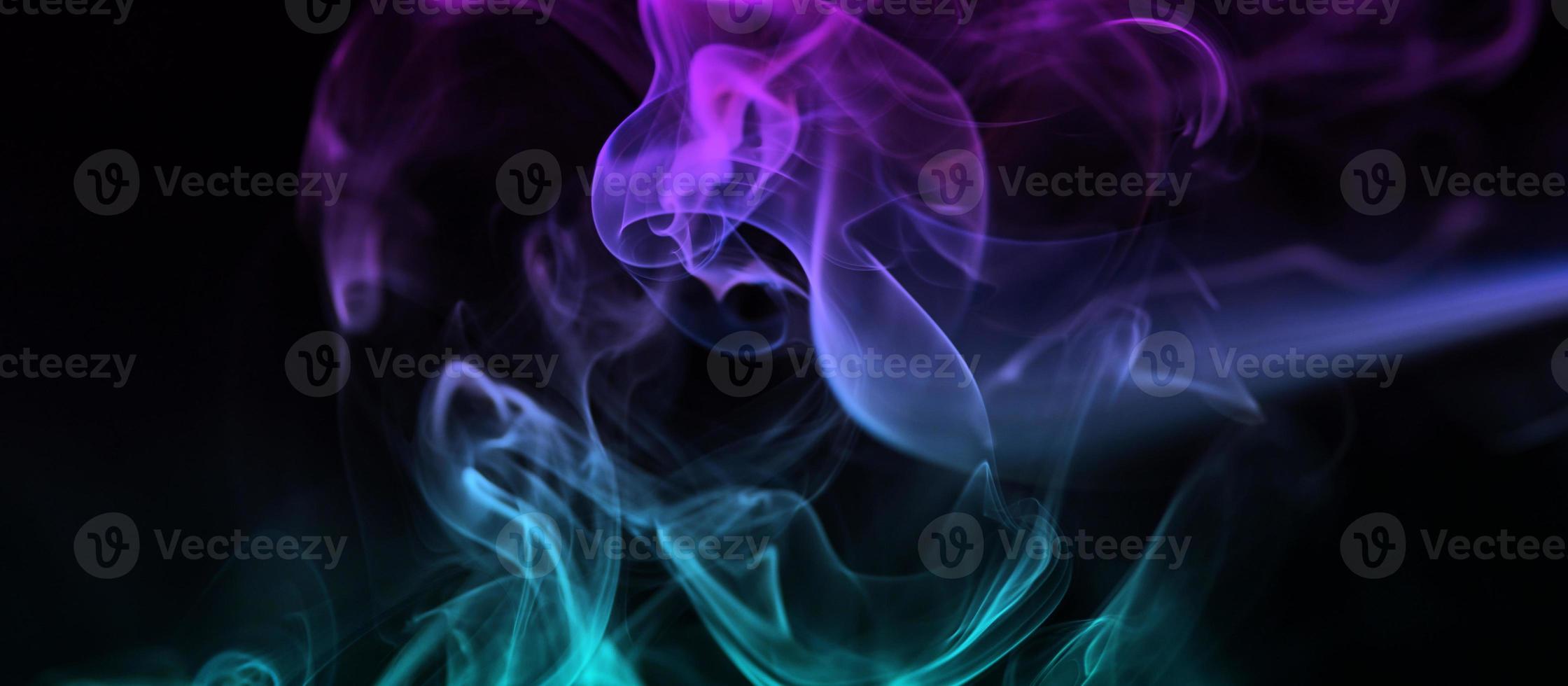 humo abstracto multicolor para relajarse, fondo negro cerrado, nubes de humo arremolinadas foto