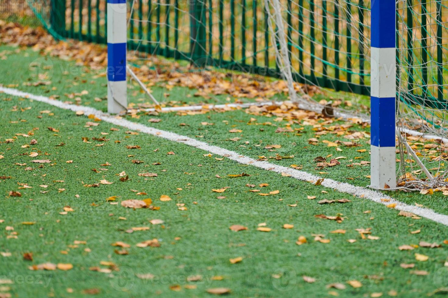 césped artificial, cubierta de campo deportivo con portería de fútbol foto