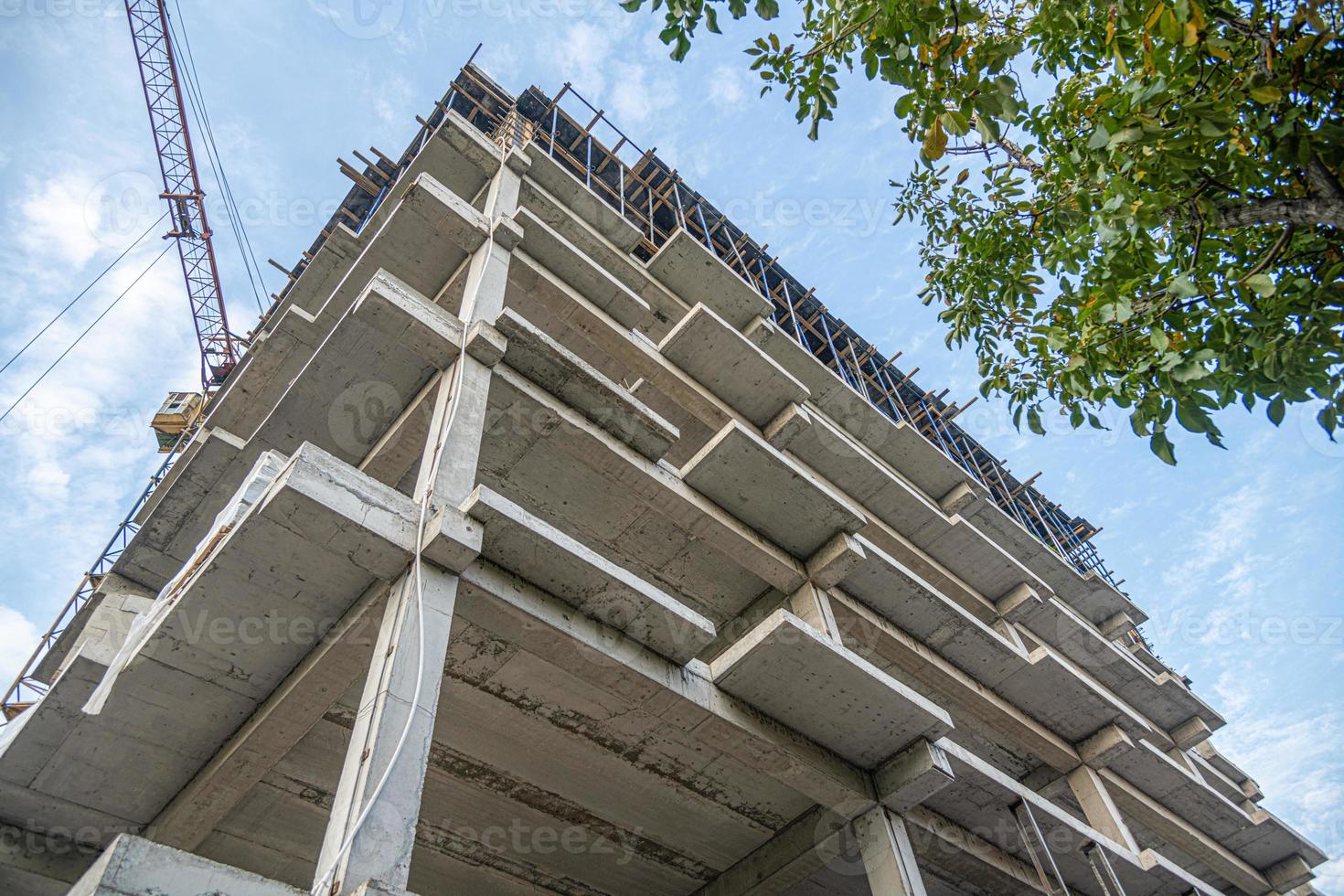 una toma en ángulo bajo de un sitio de construcción con una nueva infraestructura de construcción foto