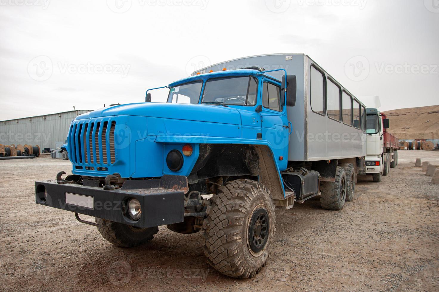 un autobús de turno para trabajadores en un sitio de construcción industrial foto