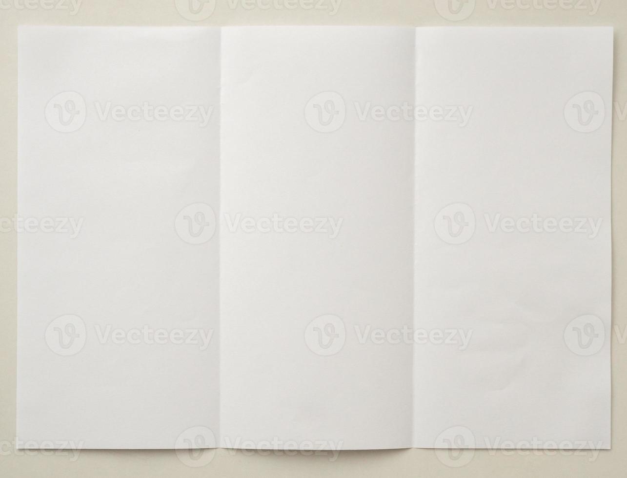 papel doblado y arrugado blanco sobre fondo blanco foto
