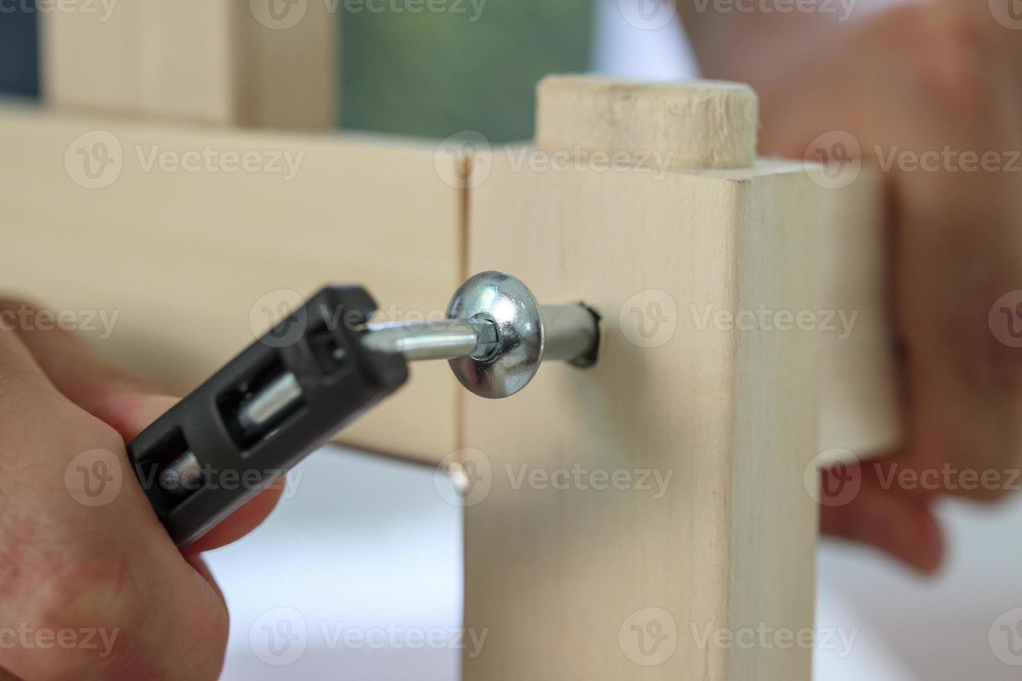 montaje de muebles de madera en casa utilizando tornillo allen foto