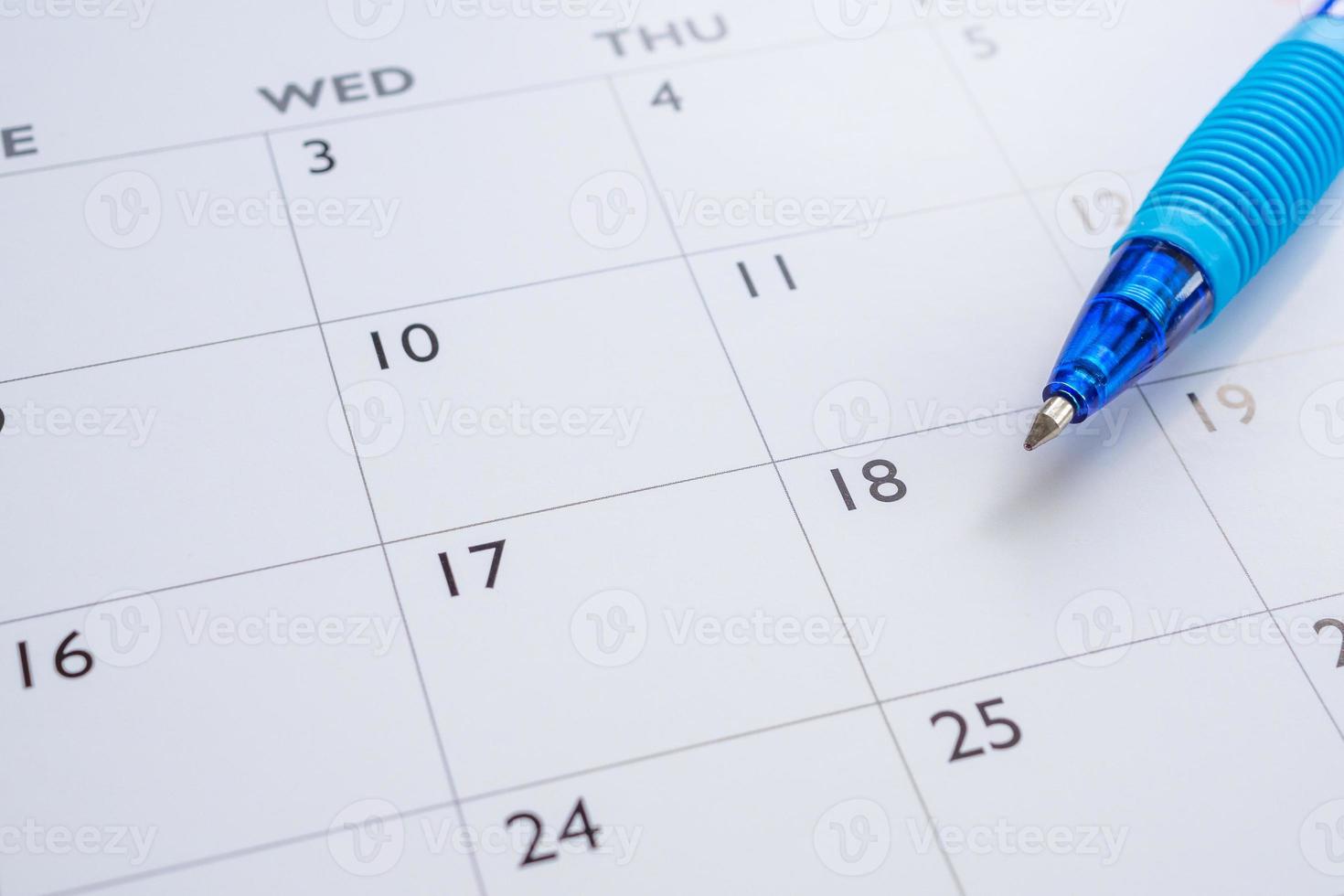 bolígrafo azul en el fondo de la página del calendario concepto de reunión de cita de planificación empresarial foto