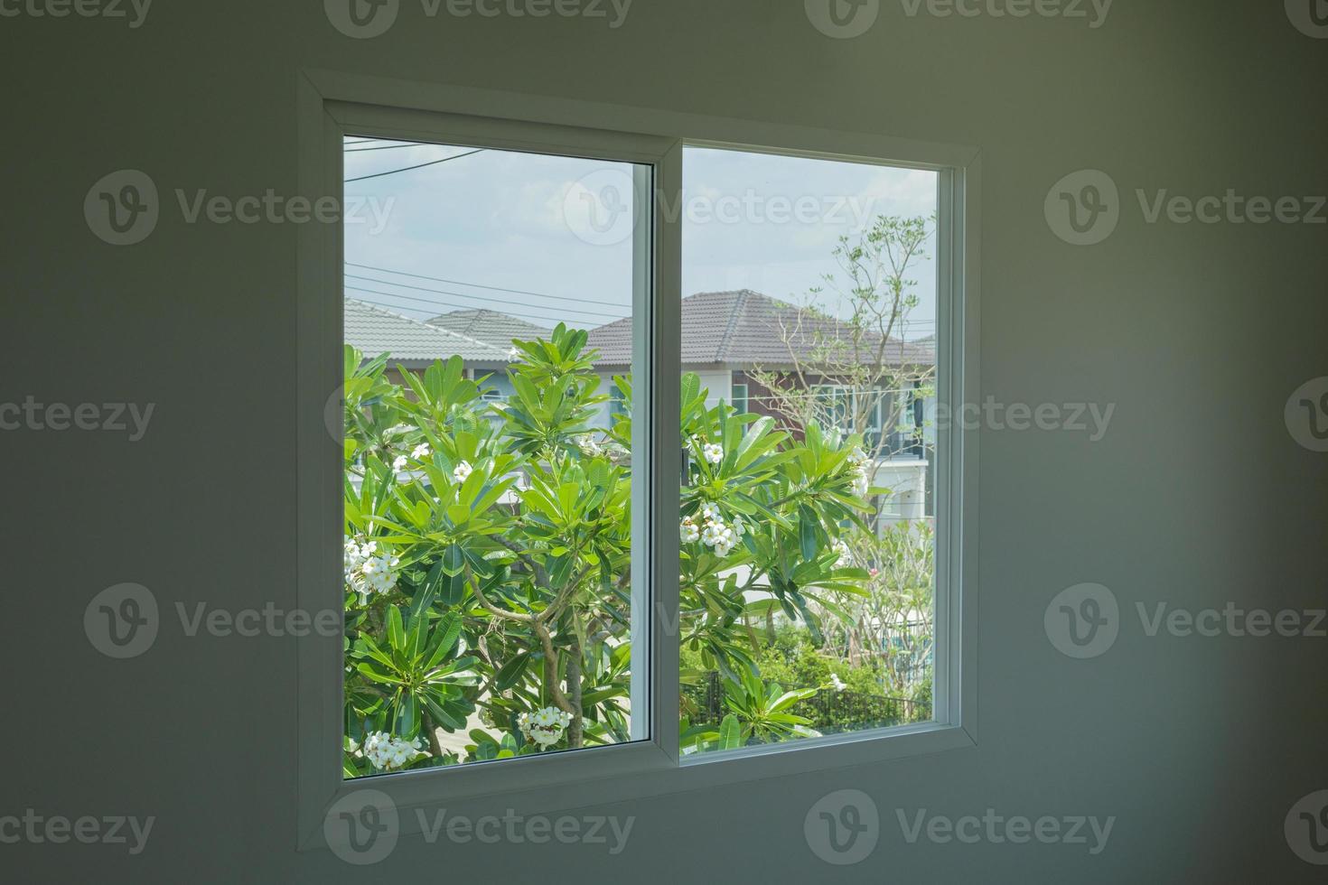 habitación vacía con marco de ventana de vidrio interior de la casa en la pared de hormigón foto