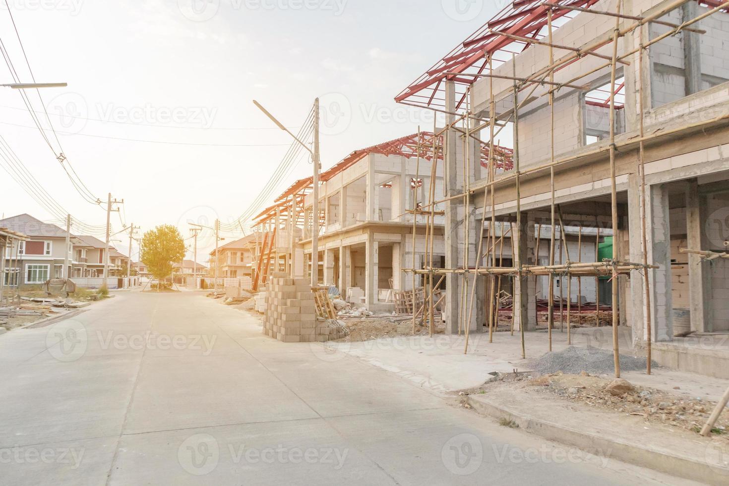 construcción residencial nueva casa en progreso en el sitio de construcción foto