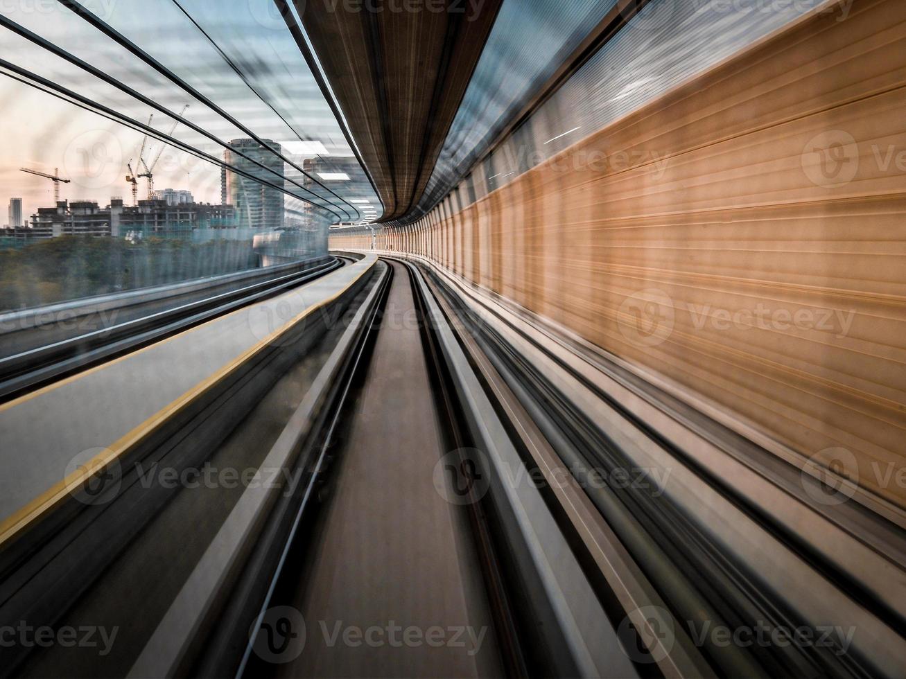 una vista exterior de un tren en movimiento en la ciudad foto